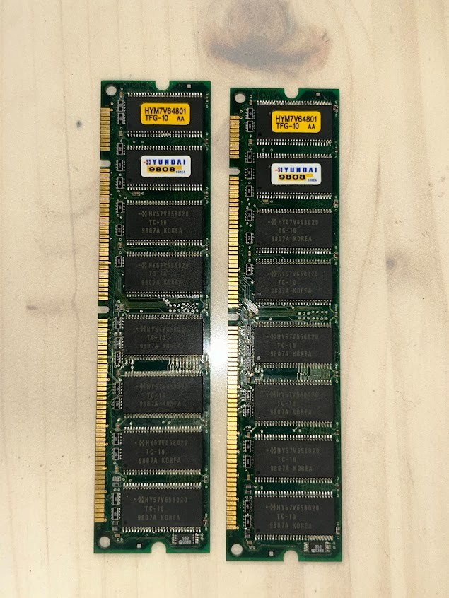 2× Hyundai 64MB PC100 SDRAM 168-Pin HYM7V64801TFG-10 Vintage RAM 128MB