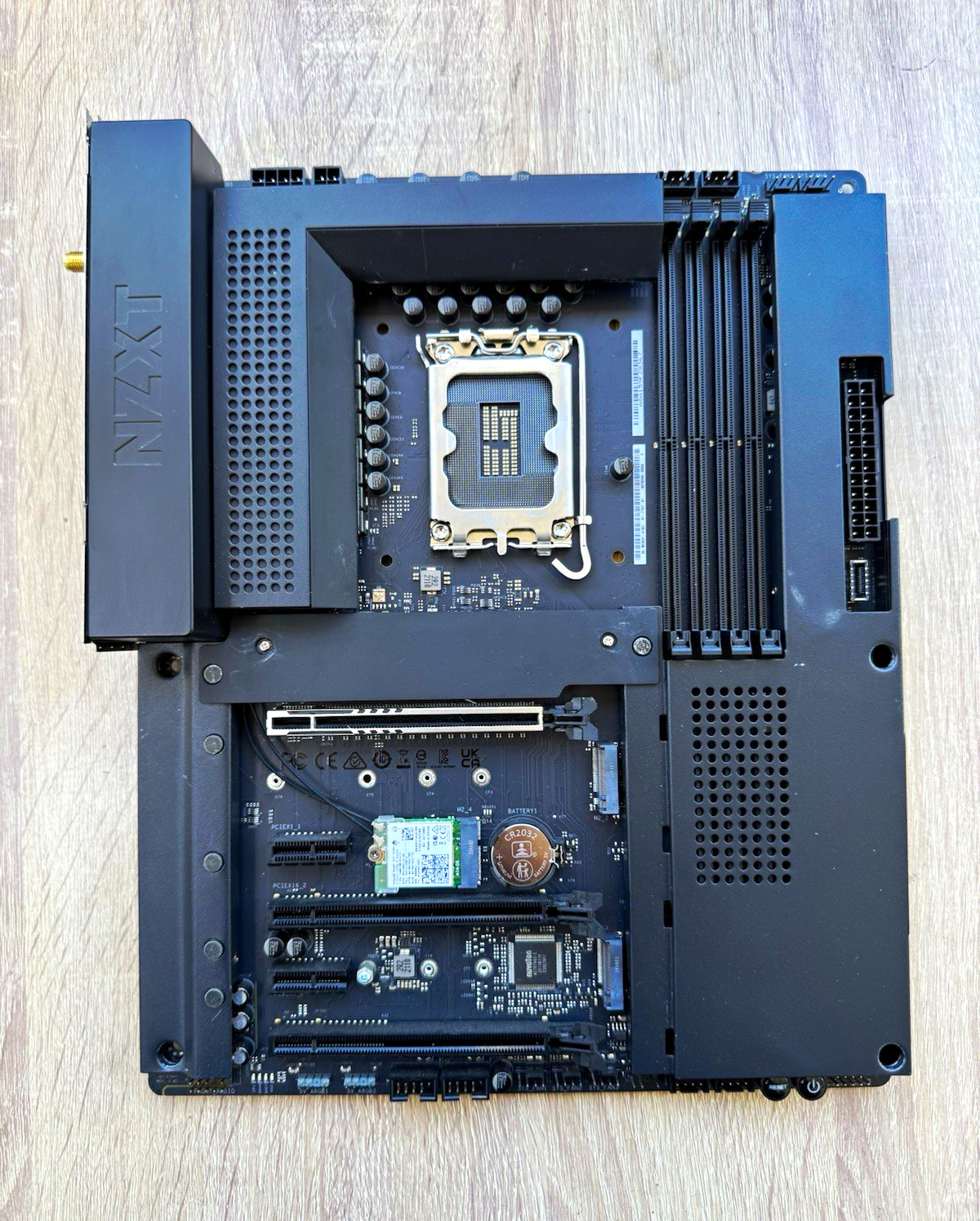 NZXT N7 Z79XT ATX LGA 1700 DDR5 4-DIMM M.2 PCIe x16 Gaming MB
