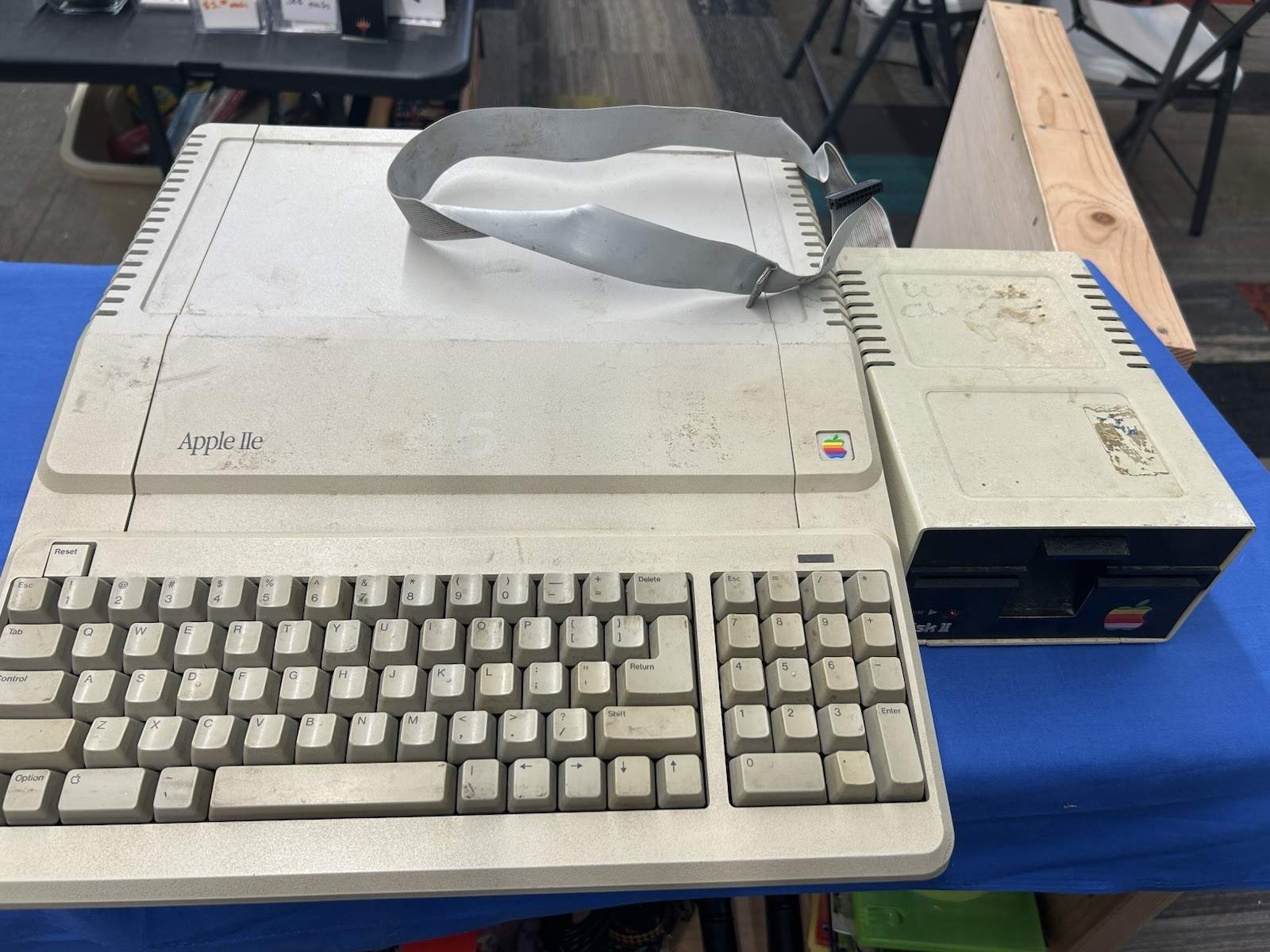 Apple IIe Vintage Computer (A2S2128) With Disk II UNTESTED AS IS