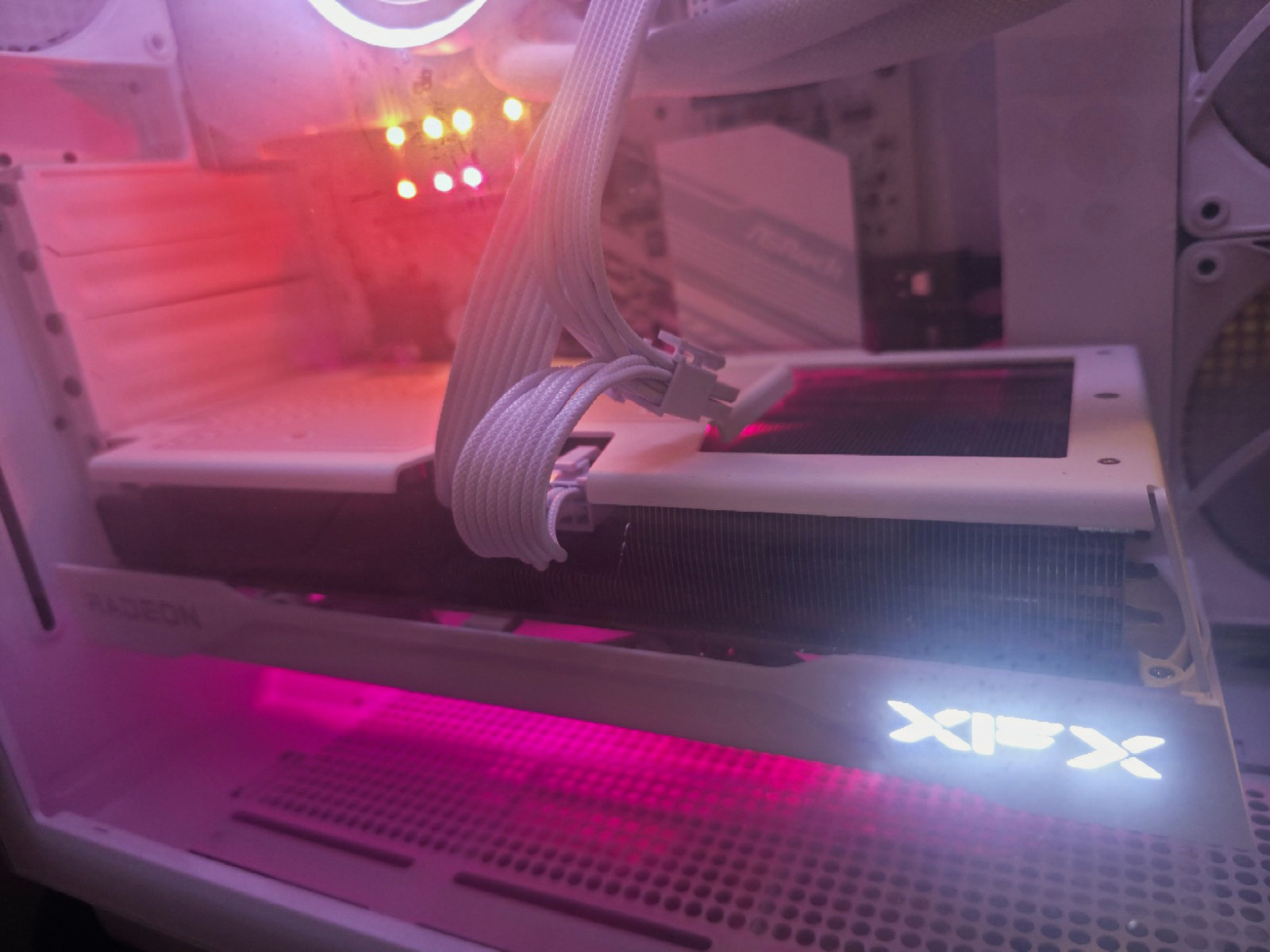 XFX -Swift AMD Radeon RX 907OXT 16GB