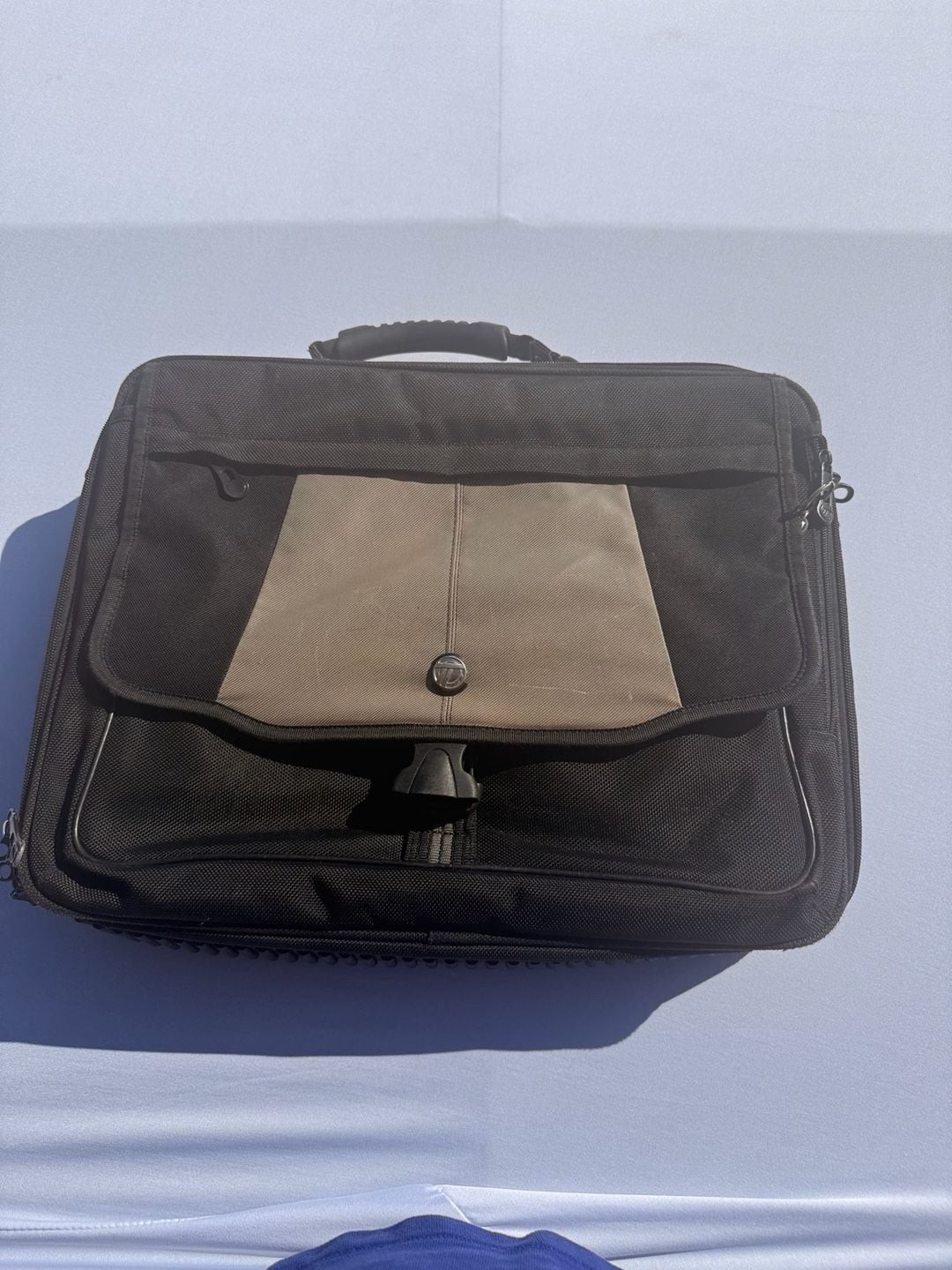 Targus Black and Gray Deluxe Laptop Messenger Bag Briefcase CPT401D