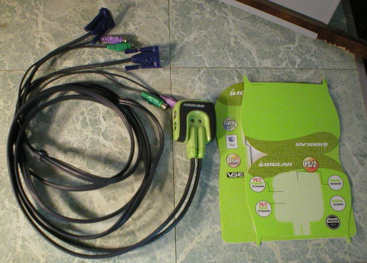 IOGEAR MiniView Micro 2-Port PS/2 KVM Switch with Built-in Cables - Model GCS62