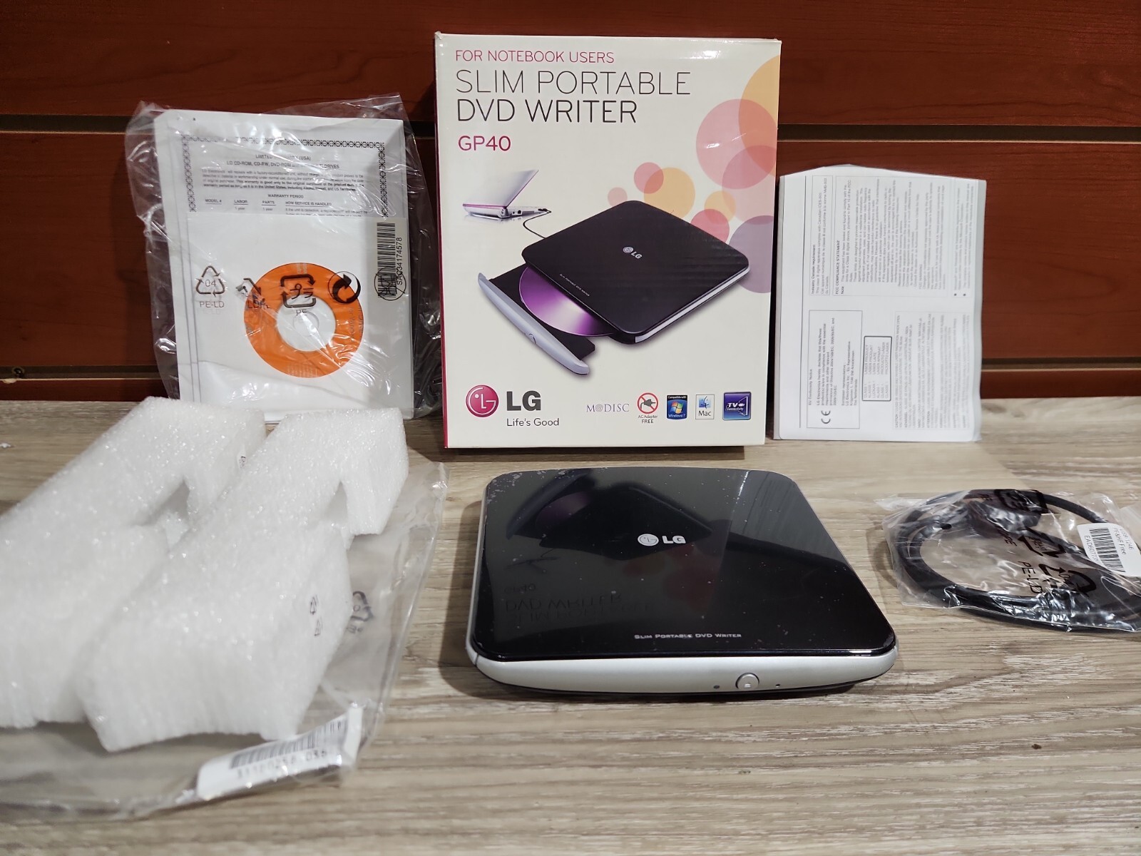 LG SLIM PORTABLE DVD WRITER MODEL # GP40NB40 ( NEW OPEN BOX GUARANTEED)