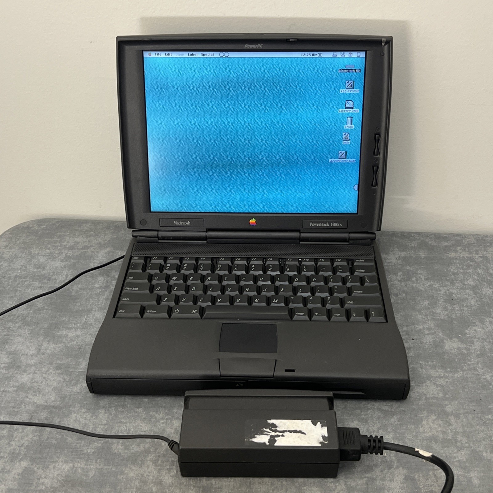 Apple Macintosh Powerbook 1400cs Vintage 1996 Powers On (BROKEN FOR PARTS)