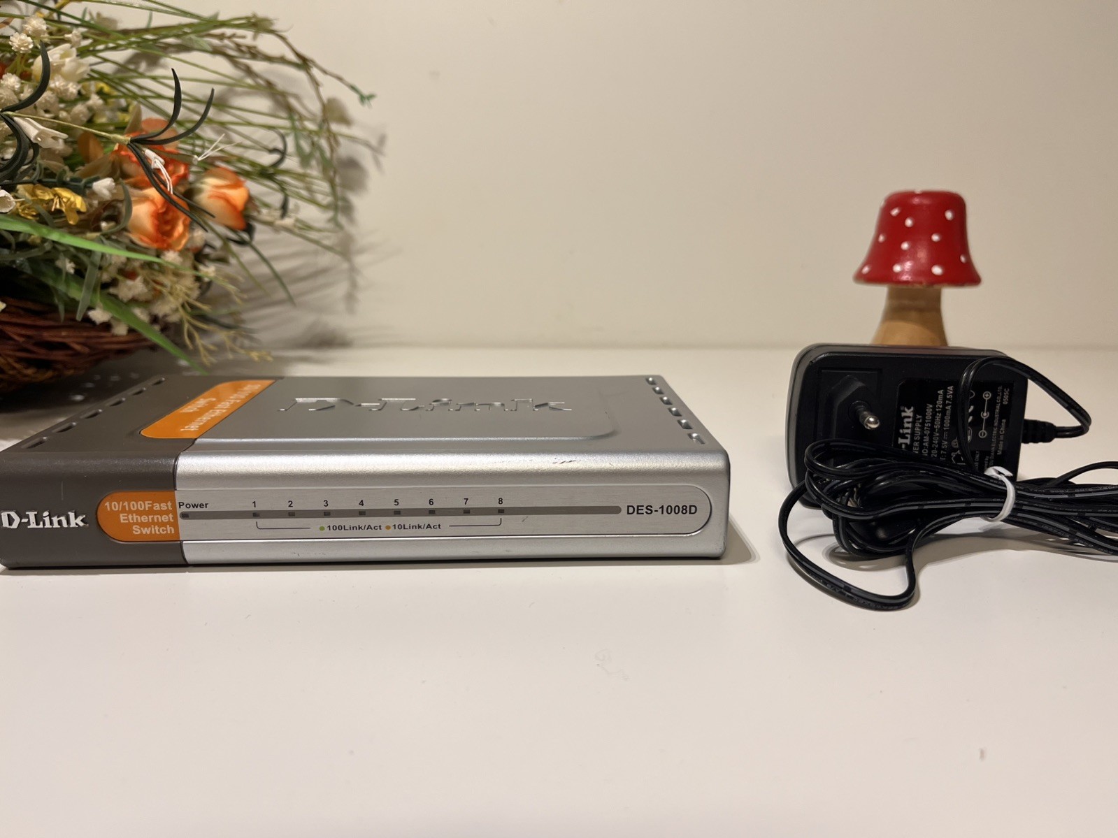 D-Link DES-1008D 8-Port Fast Ethernet Unmanaged Desktop Switch 10/100 Mbps