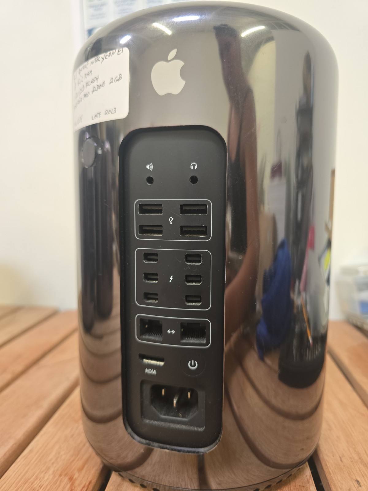 Apple Mac Pro 6-Core Xeon E5 3.5GHz/8GB RAM/128GB SSD/Dual AMD FirePro D500 2GB