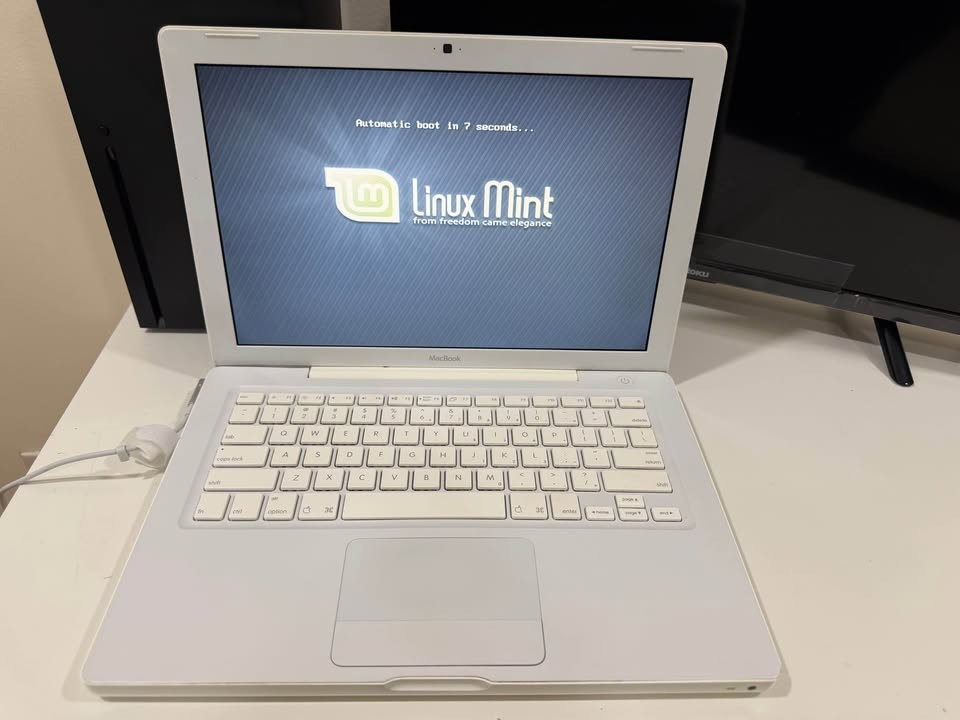 Apple MacBook A1181 13.3" Laptop - MA254LL/A (May, 2006)