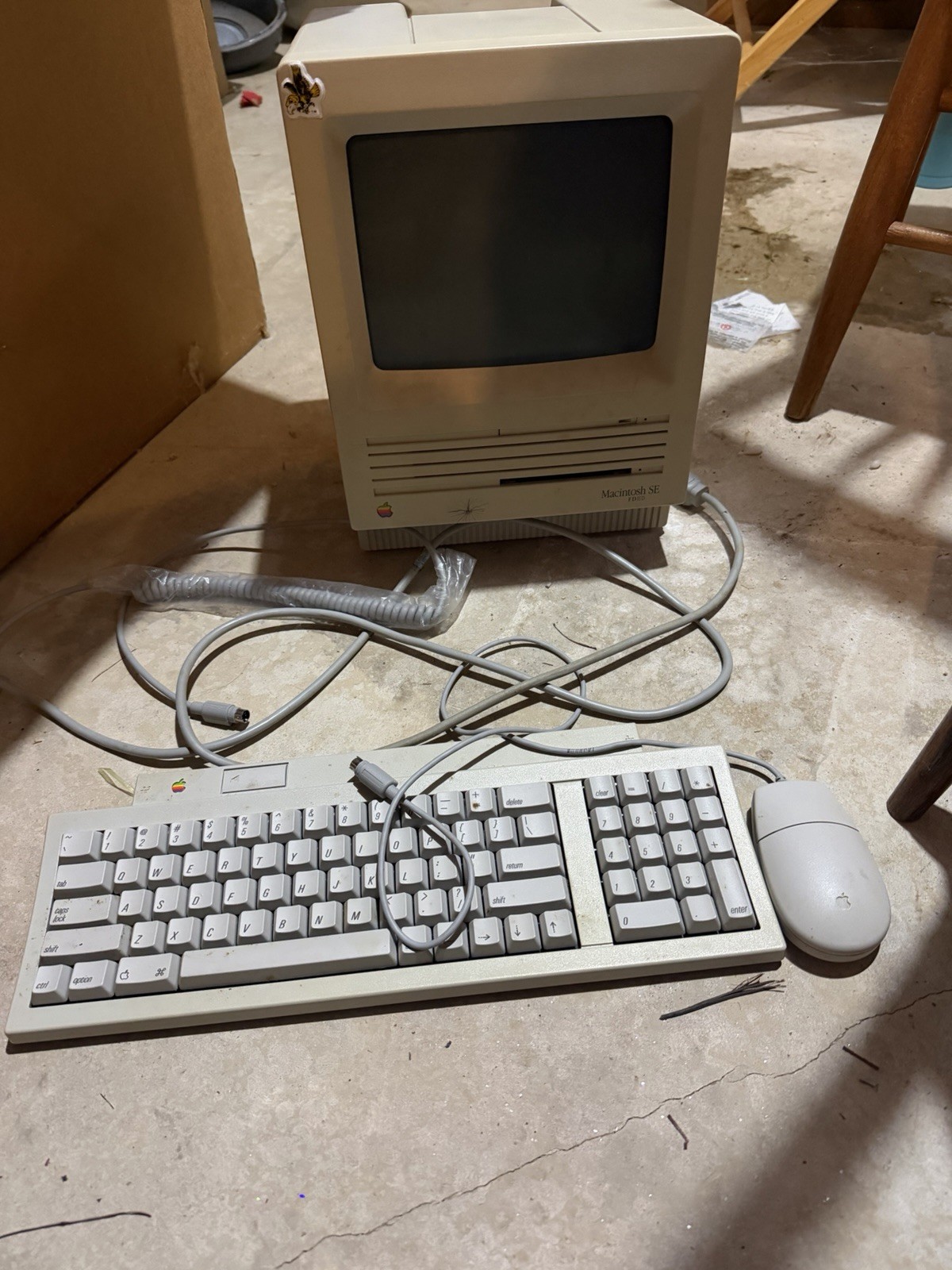 Vintage Apple Macintosh SE M5011 Computer w/ Keyboard & Mouse 1980s