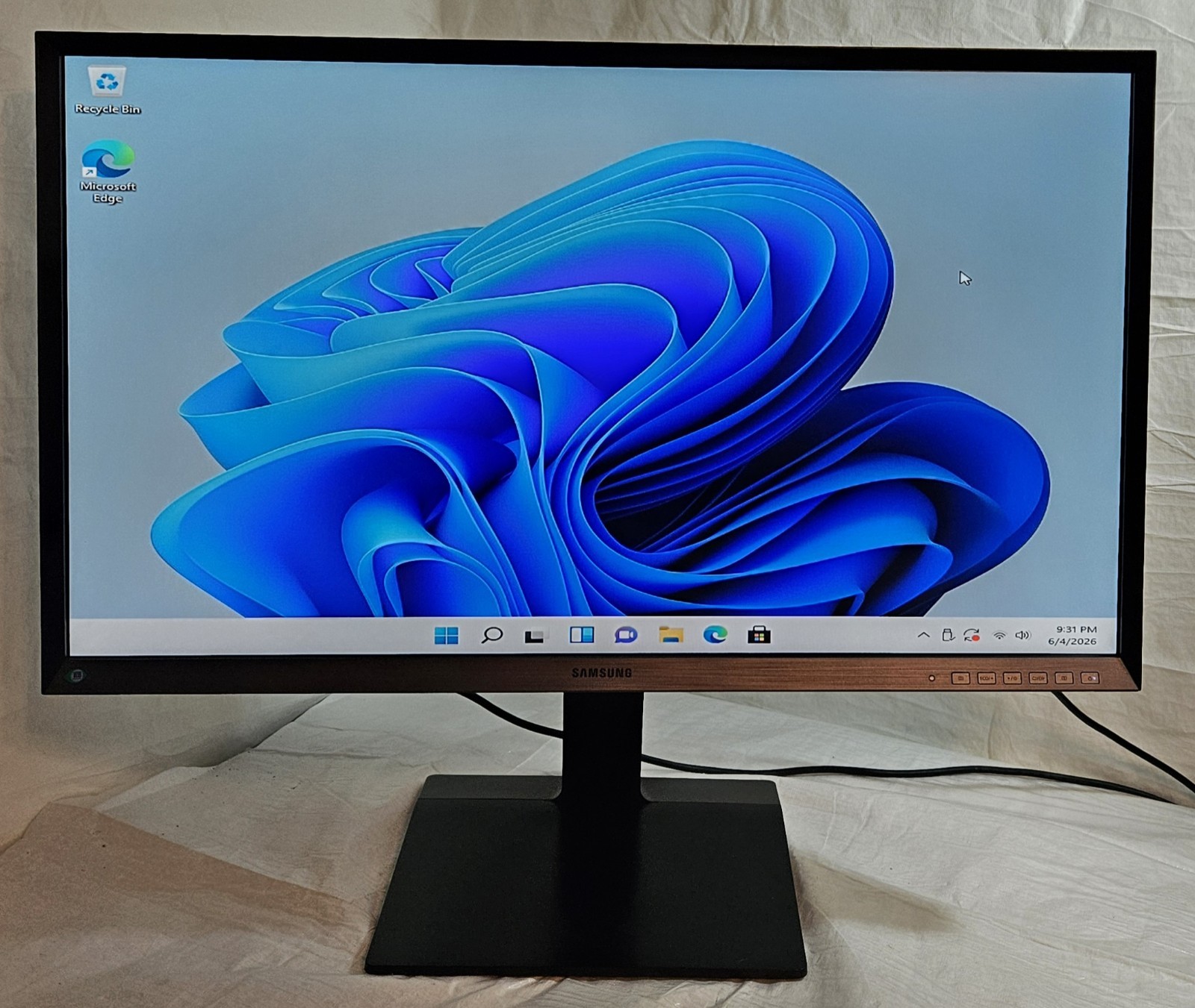 Samsung S32D850T 32" LED LCD Professional Display Monitor W/DVI and Power Cables