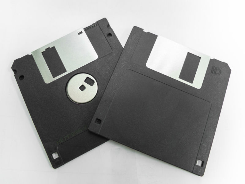 Lot of 100 3.5 inch NEW NON WORKING Floppy Disks. For promotions, art projects..