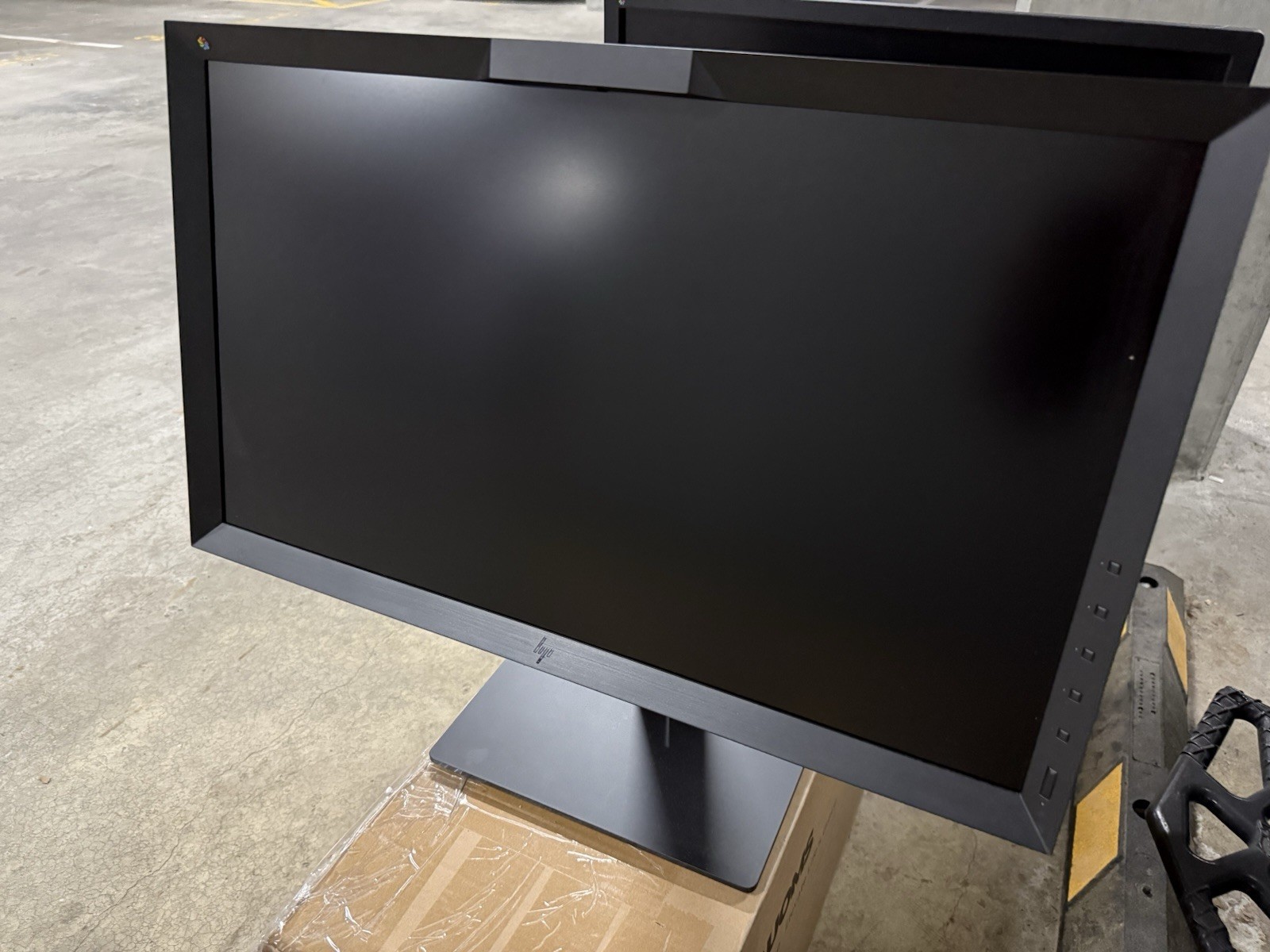 HP Dreamcolor Z27x G2 Monitor Studio Display - Exceptional Color, Professional