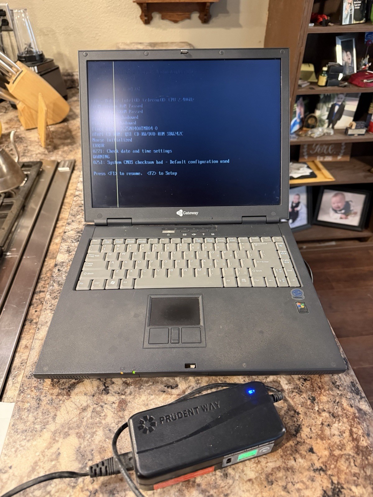 Gateway M305CRV Laptop Windows XP UNTESTED 4Parts/Repair YELLOW LINE ON SCREEN