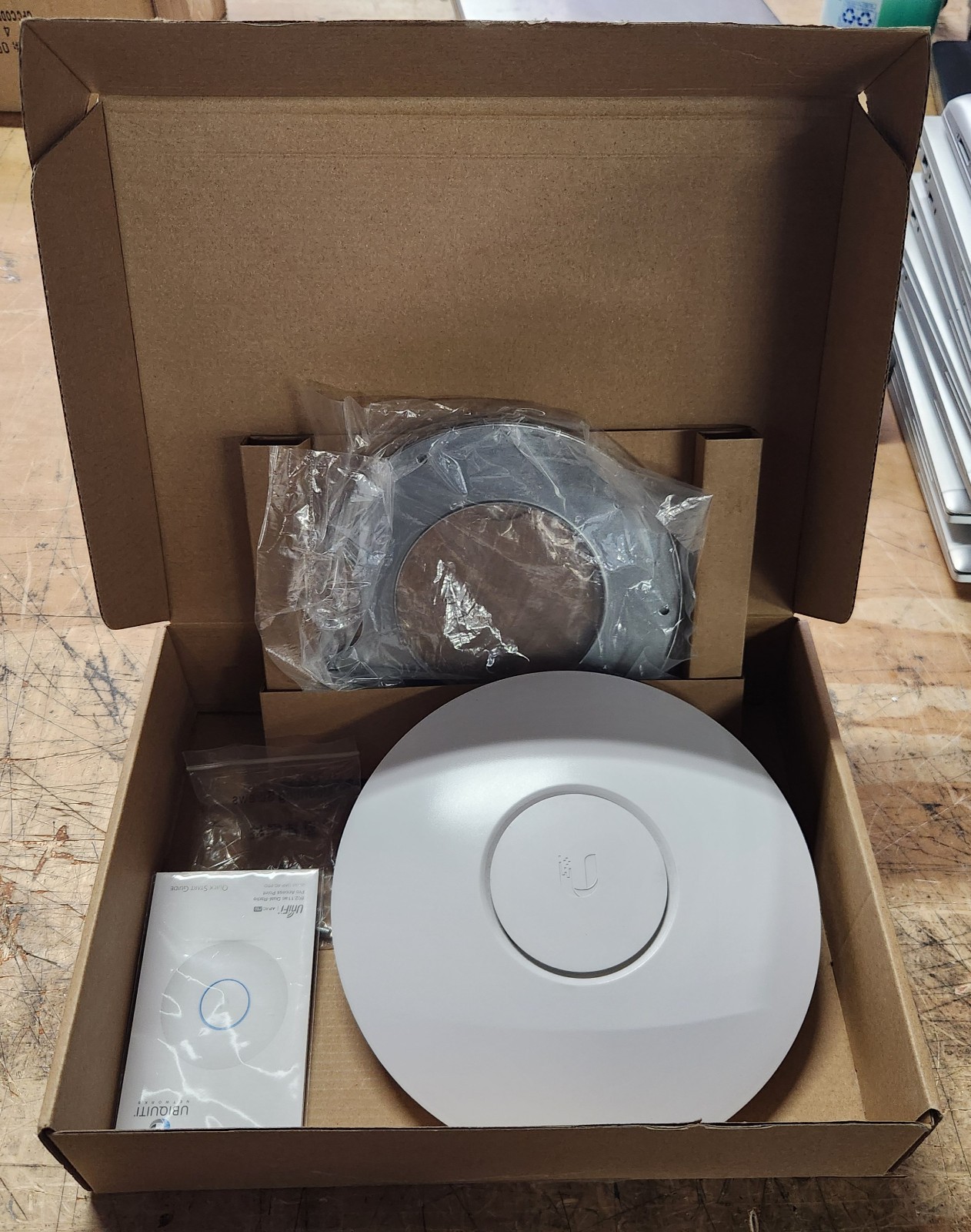 Ubiquiti Networks Unifi UAP-LR Wifi Network Access Point w/ Mounting Hardware