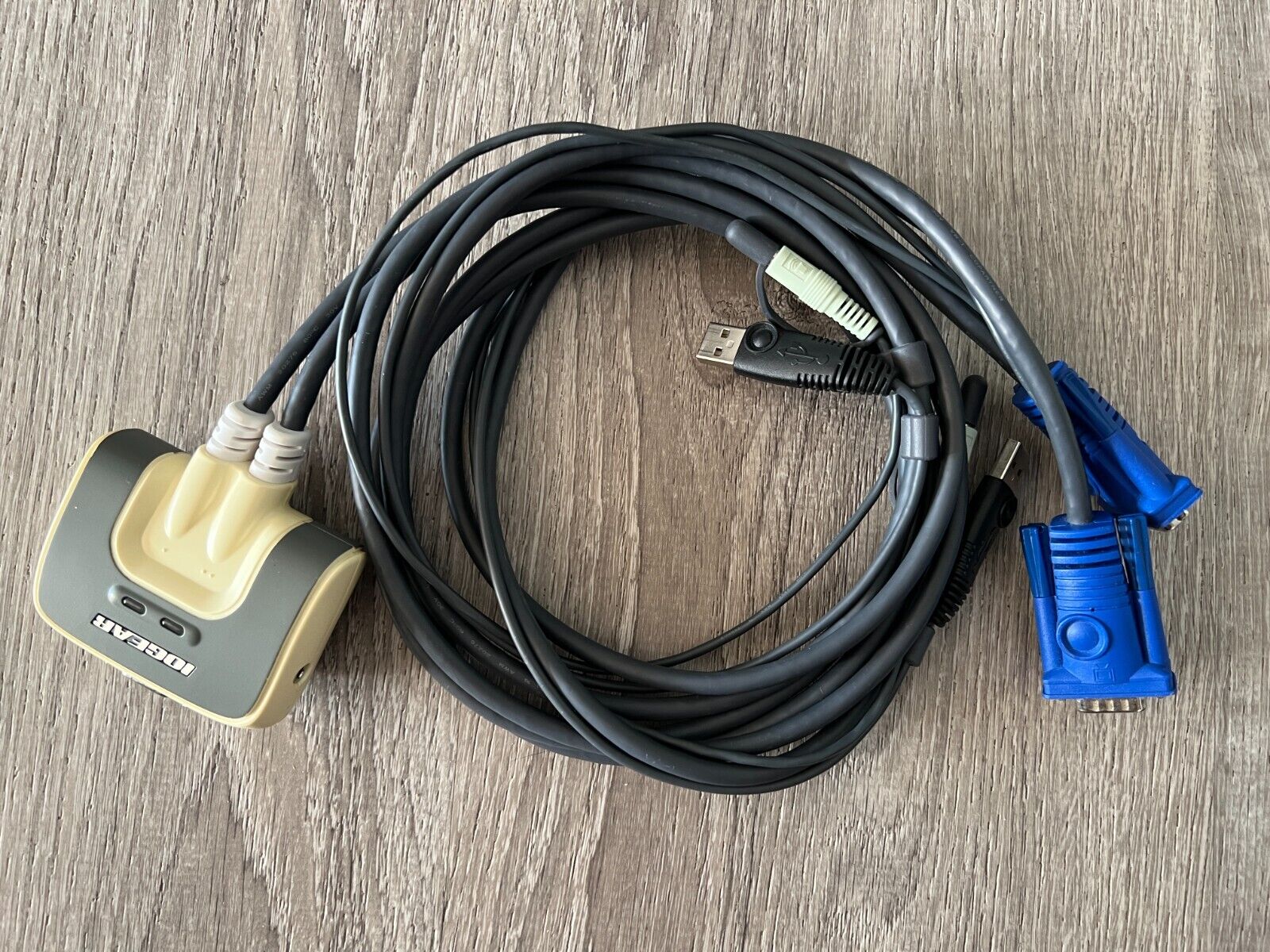 IOGEAR USB 2 port KVM Switch w/built-in Cables GCS632U