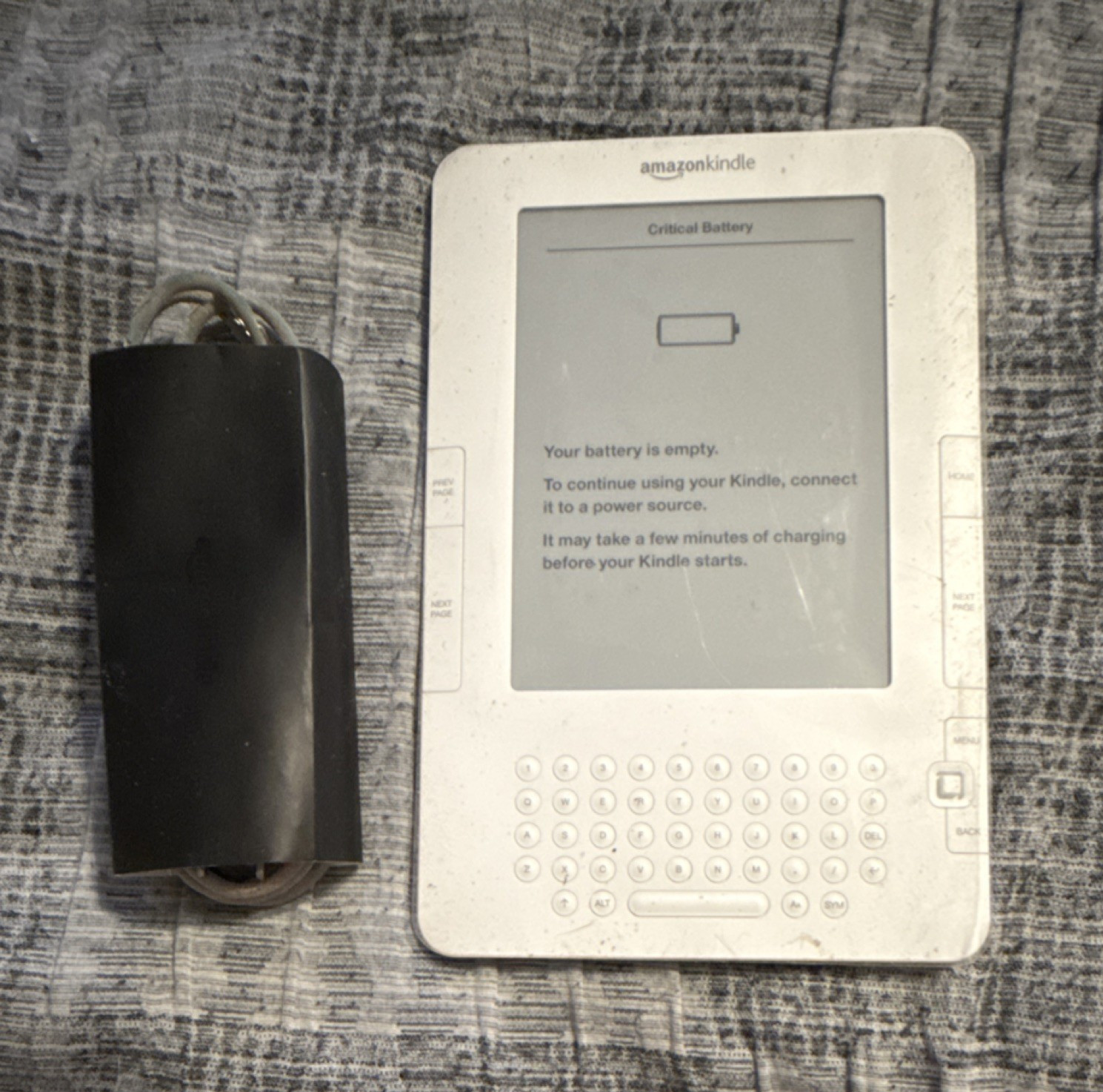Amazon Kindle eBook Reader Bundle 2GB 6" White w/ Charger & USB Cable Open Box
