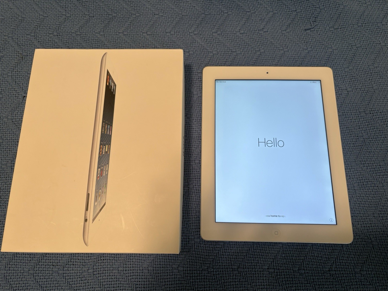 iPad 4th Generation MD526LL/A 32GB Nice Condition
