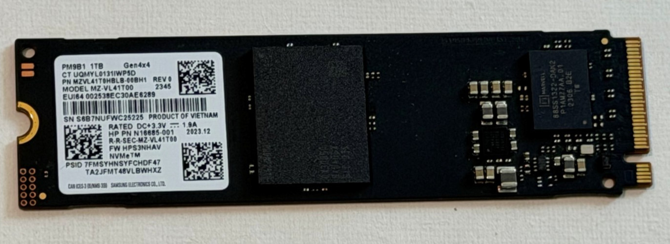 One Samsung PM9B1 - 1 TB - 1000GB PCIe Gen 4 * 4 NVMe SSD Tested with Clam Shell