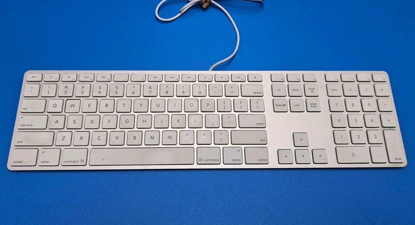 Apple Magic USB Keyboard White & Aluminium wired Model A1243