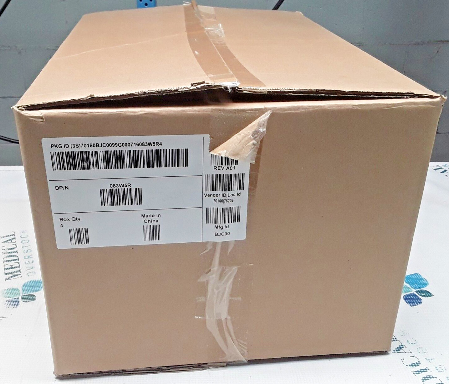 083W5R - DELL - BEHIND THE  MONITOR MOUNT - BOX QTY 4 - NEW OPEN BOX
