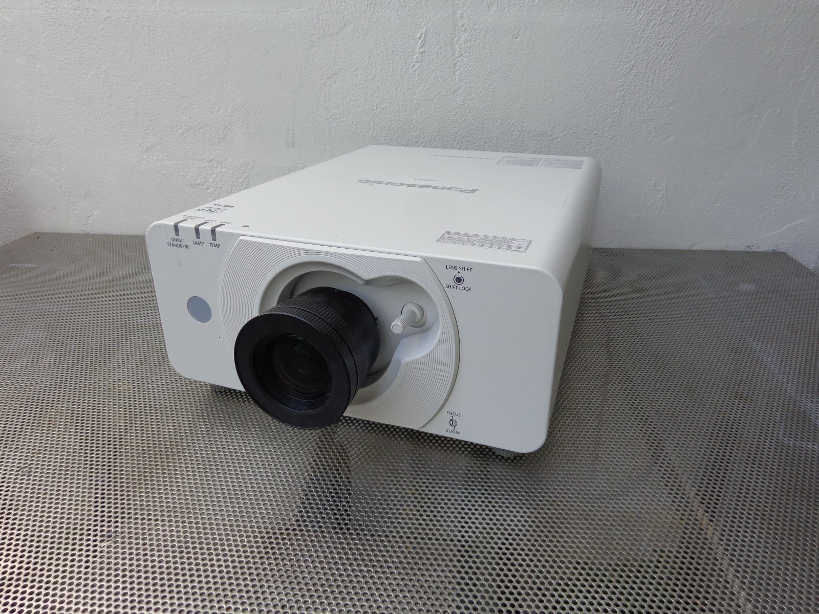 Panasonic PT- DZ570U WUXGA 1080p DLP Video Projector 4000 lumens DEFECTIVE AS IS