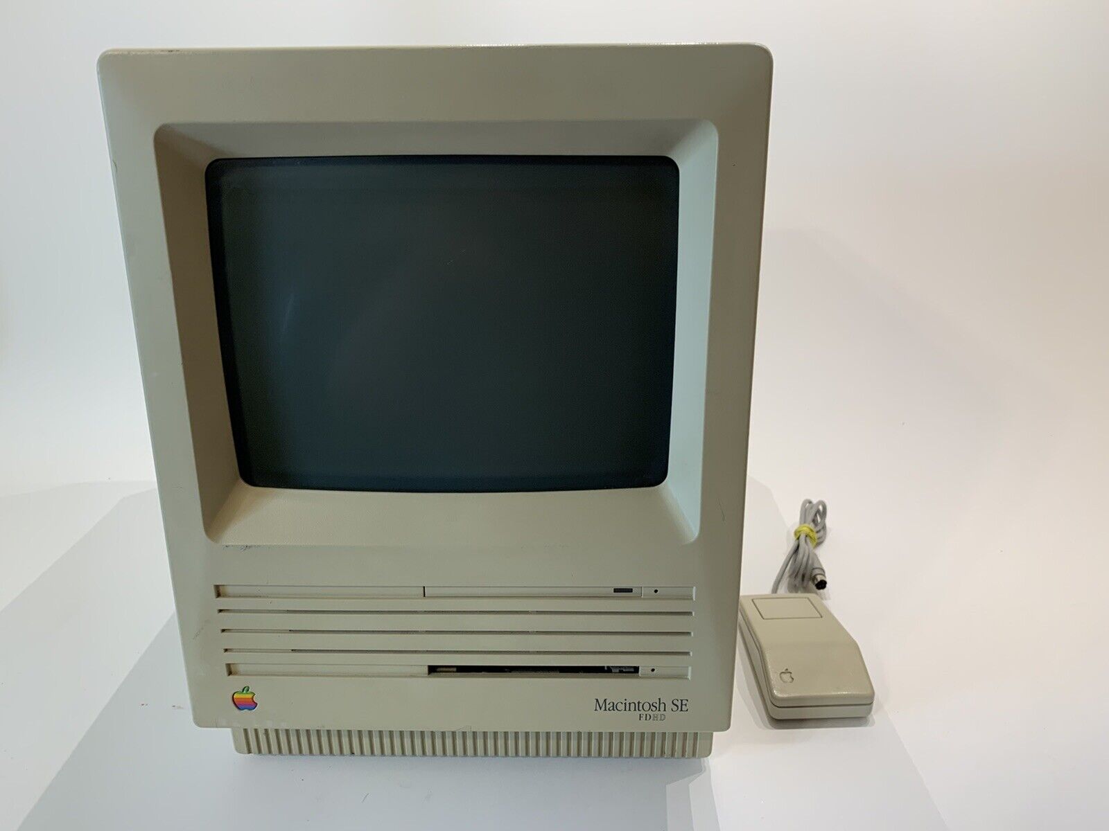 Powers On - Vintage Apple Macintosh SE M5011 FDHD All In One Computer - AS-IS