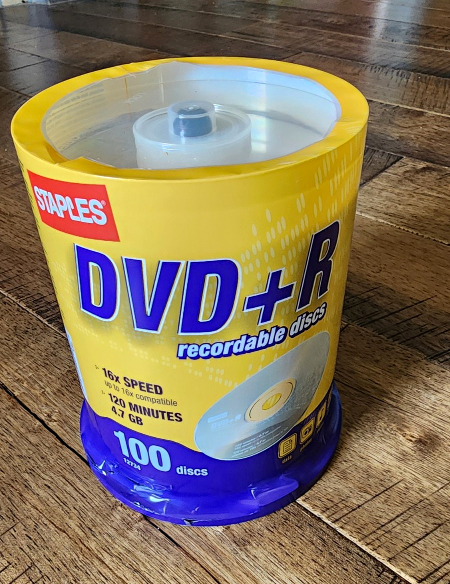 Staples DVD+R Recordable Discs 4.7GB 16x 120 Min 100 Pack Spindle 12734