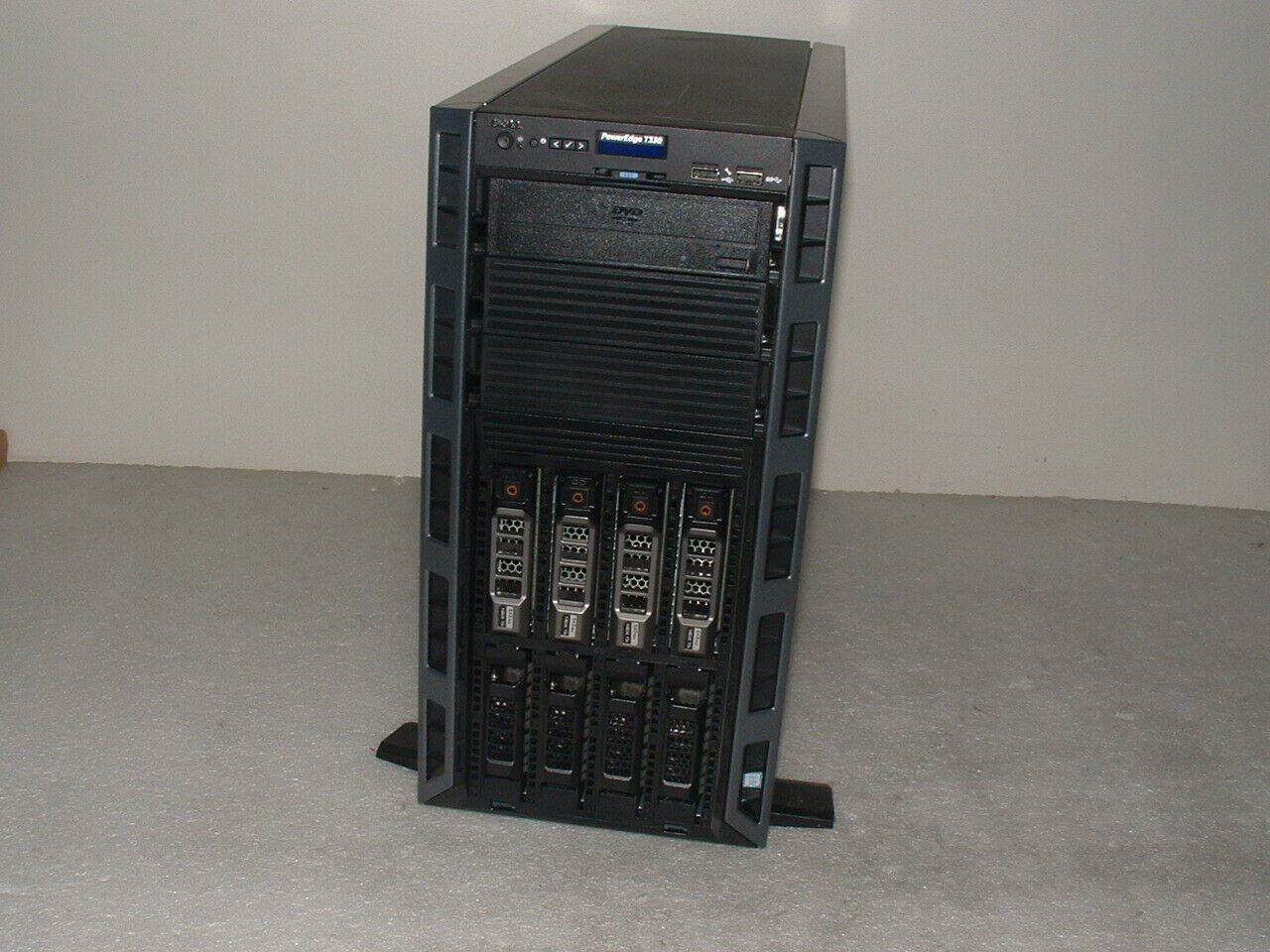Dell Poweredge T330 E3-1245 v5 3.50GHz / 32gb / H330 / 4x Trays / DVD / 350w