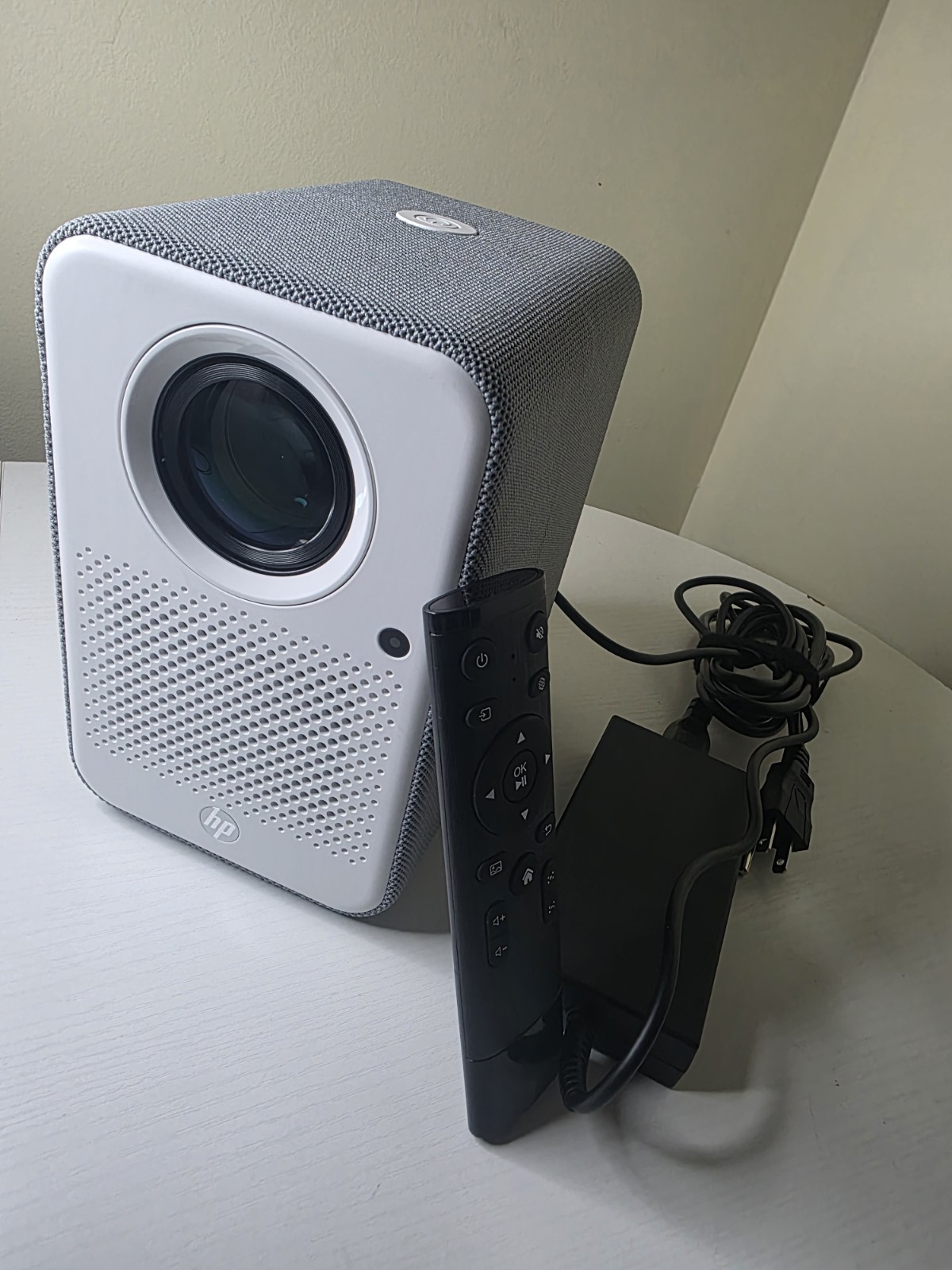 HP CC500 Full HD Projector - MINT Condition - Original Charger & Remote