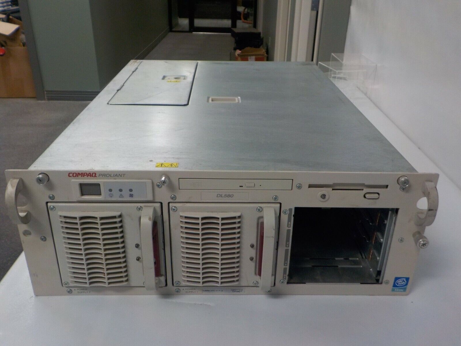 Compaq ProLiant DL580 R01 x700 Server 4x Pentium Xeon III 700MHz 4GB RAM No HDD