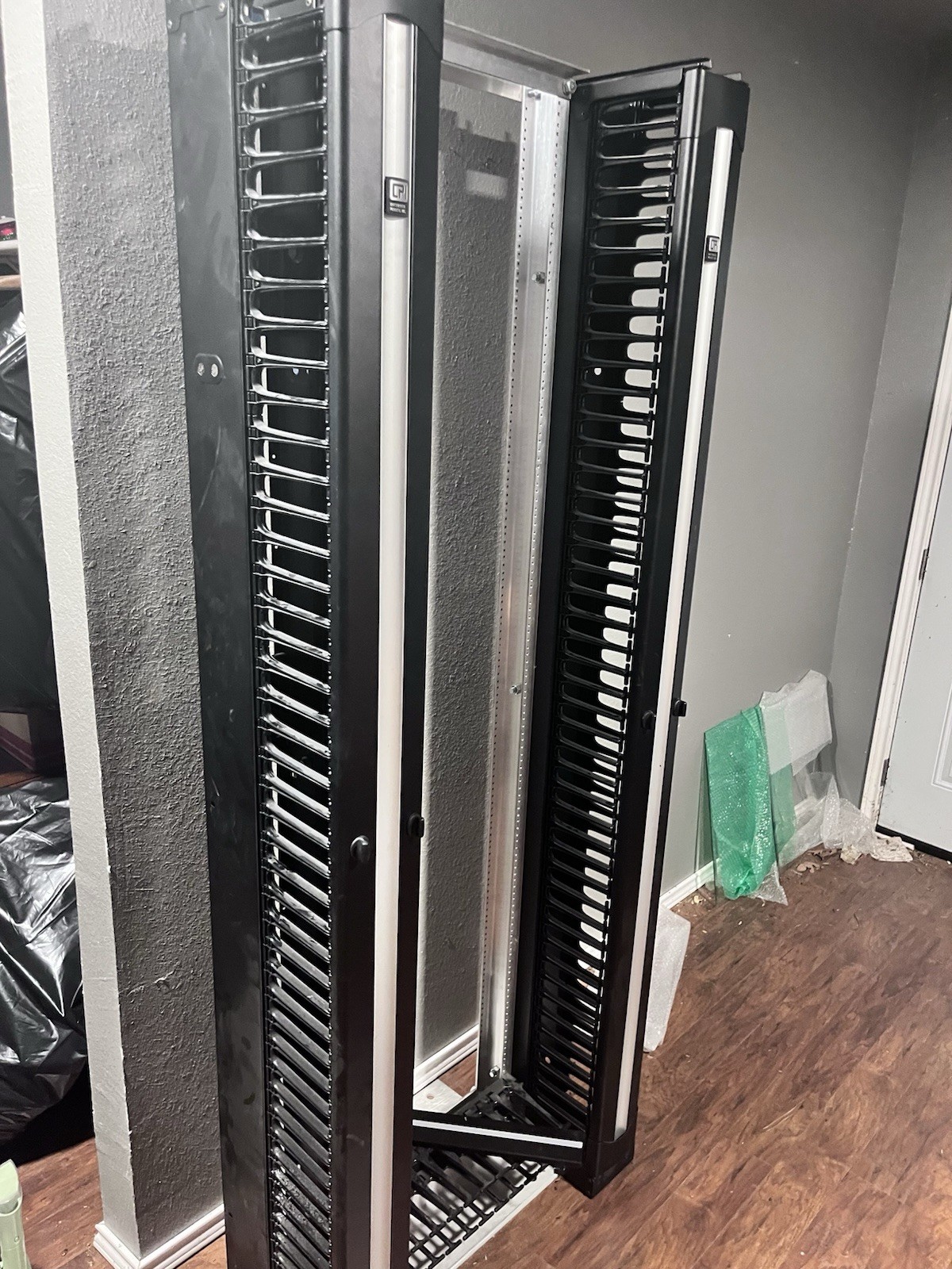 CPI Chatsworth 42U 19 in Freestanding Server Rack Cabinet 1000mm Vented