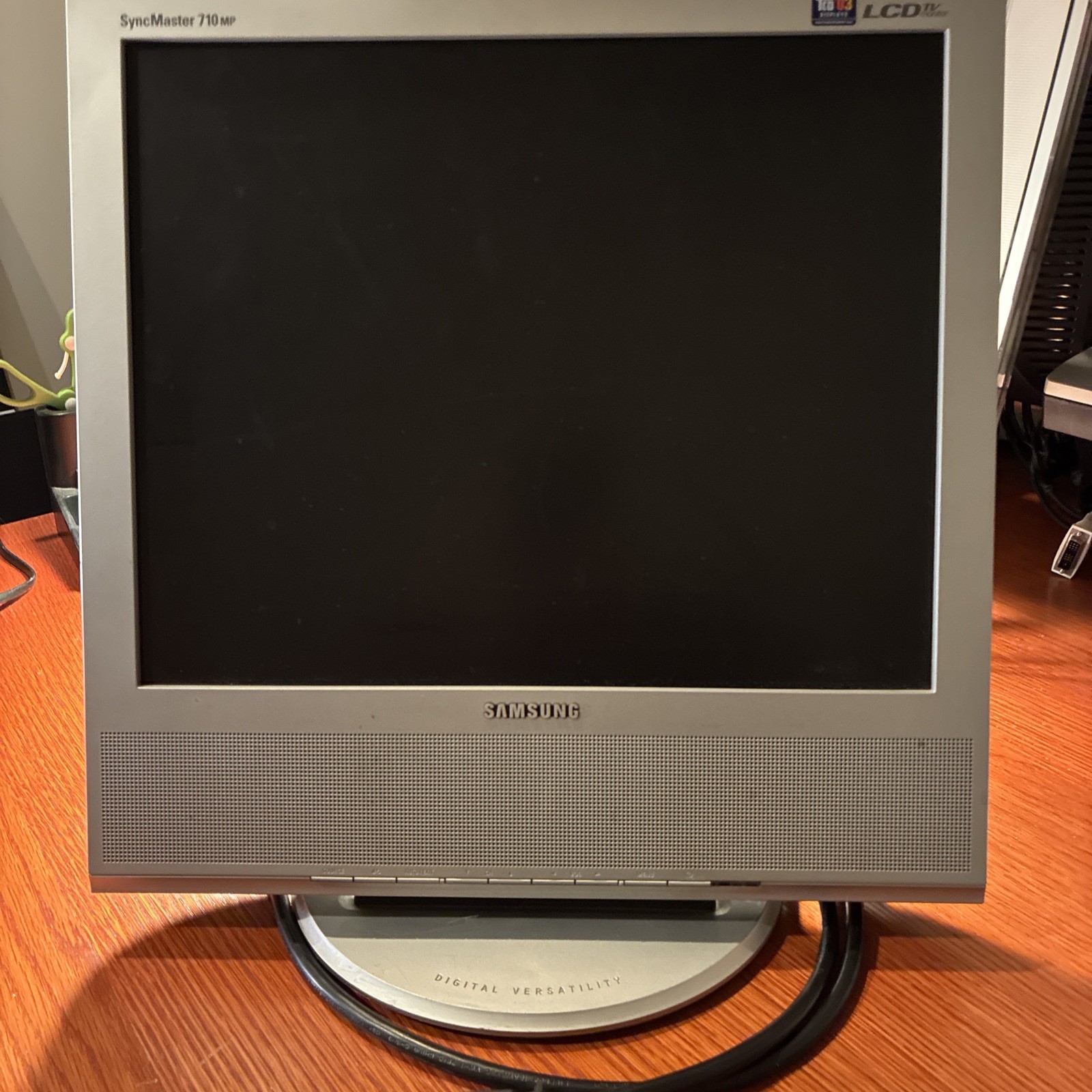Samsung 710MP LCD Monitor Built In TV Tuner VGA. S-Video, and Composite Video