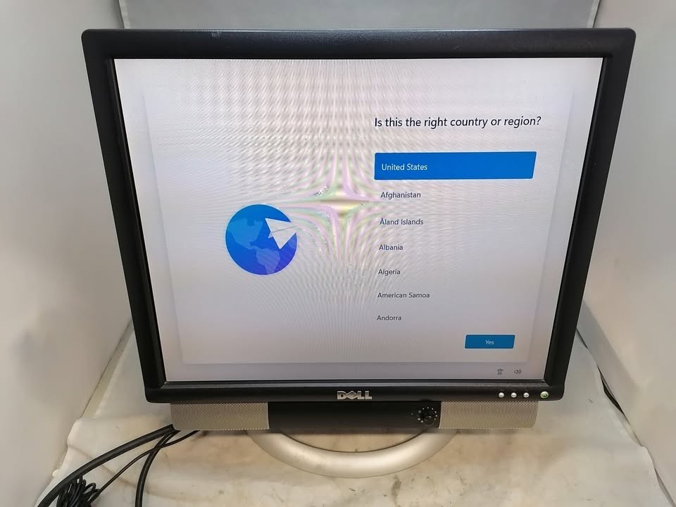 Dell UltraSharp 1703FP 17" Monitor with AS500 Soundbar