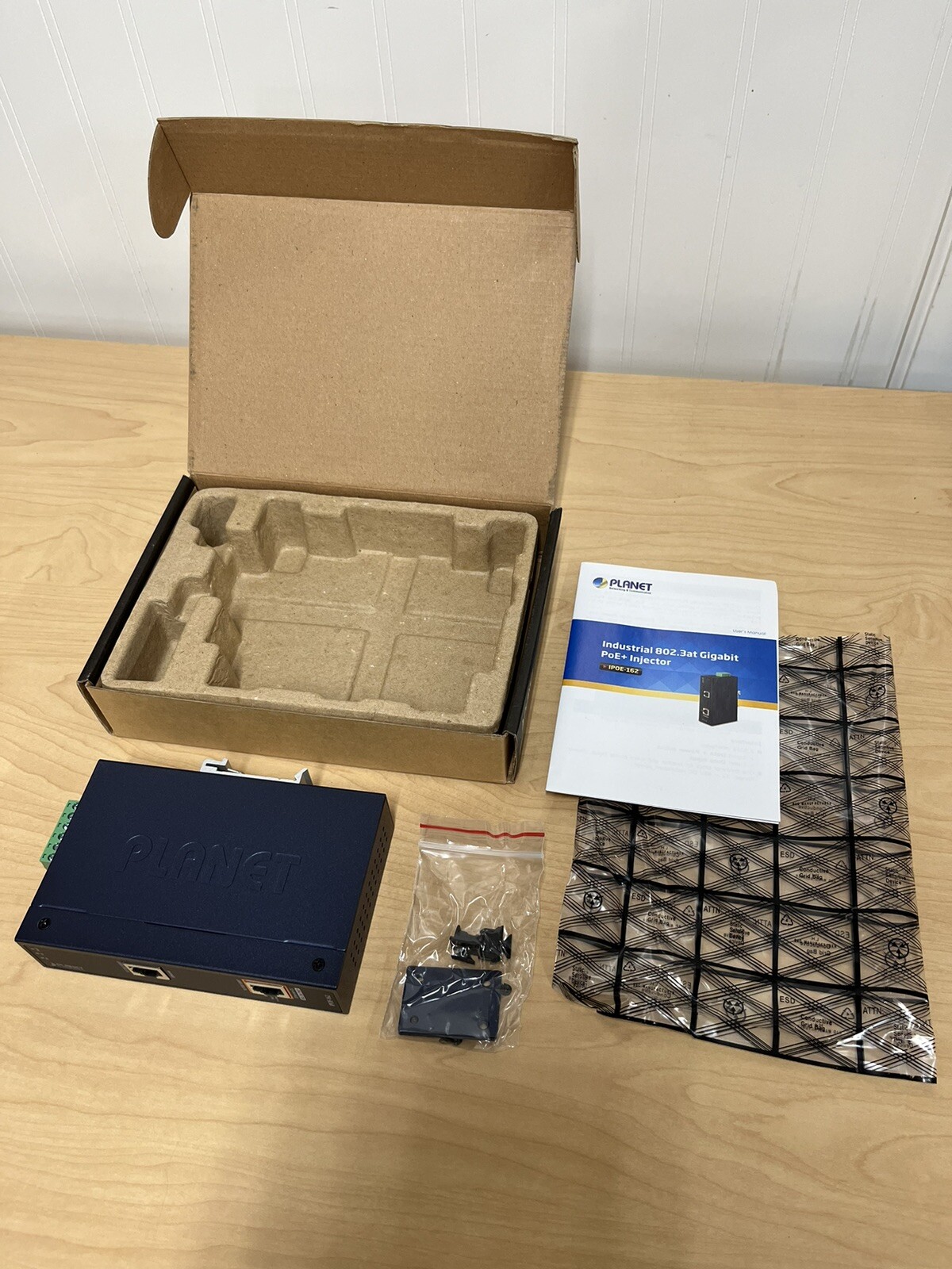 NEW Planet IPOE-162 IEEE 802.3at Gigabit High Power over Ethernet Injector