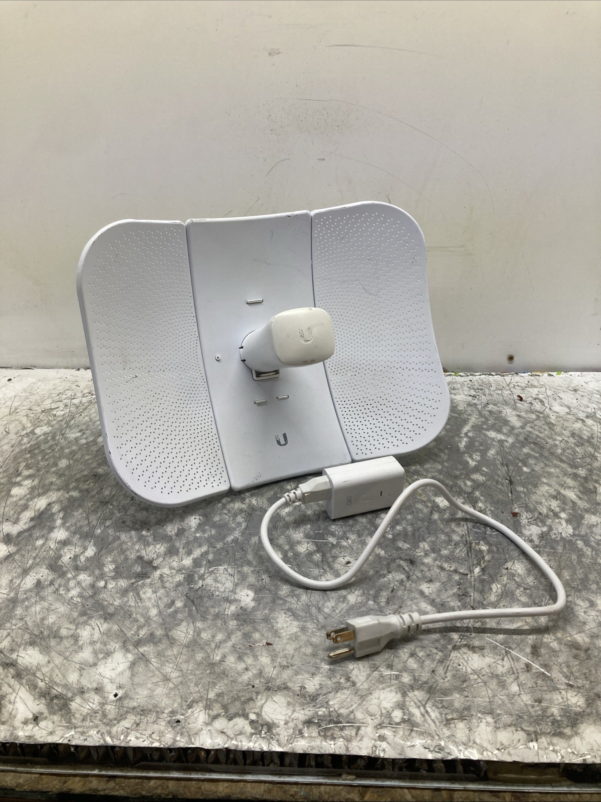 Ubiquiti LiteBeam 5AC AP  w GP-J240-030G PoE Injector *FACTORY RESET* *WORKING*