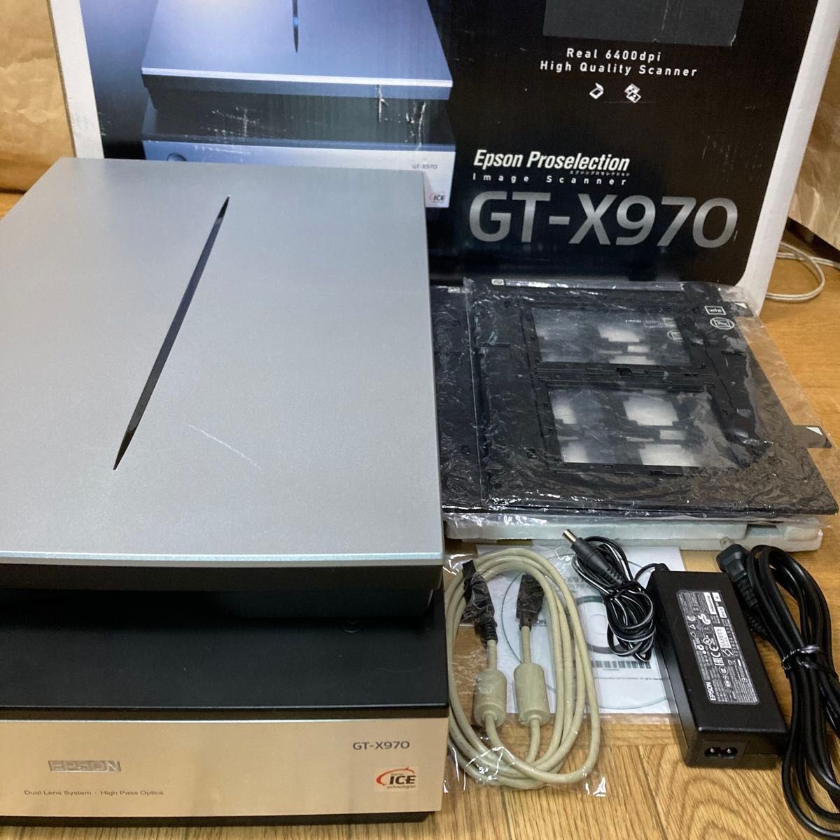 EPSON GT-X970 Flatbed Film Scanner Photo Scanner 35mm 120 4x5 Holder Excellent