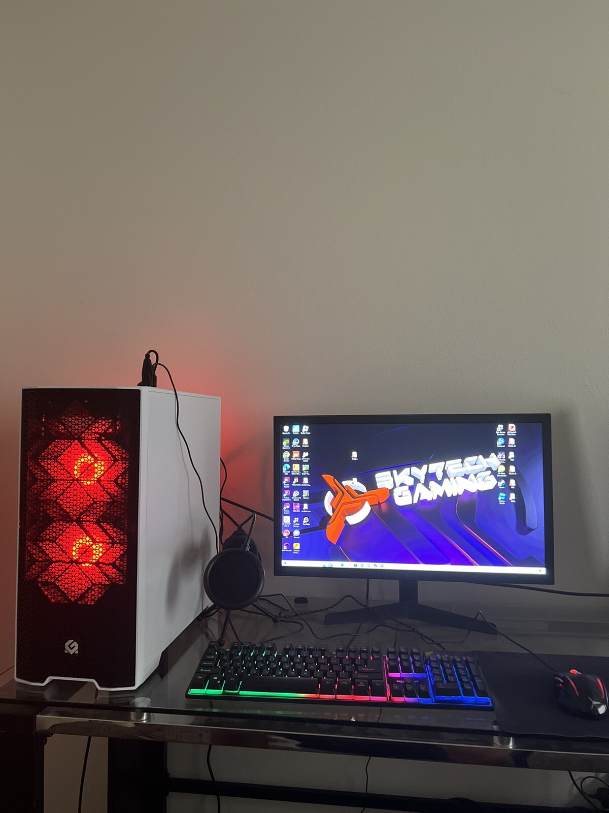 skytech blaze 3.0 gaming pc, with everything in photo