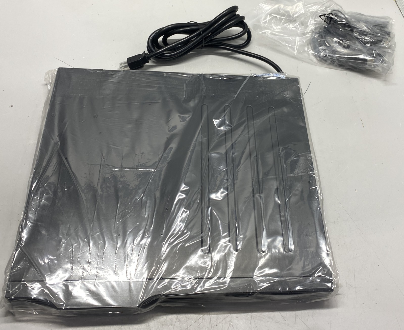 Tripp Lite Pure Sine Wave Inverter 1000VA 800W Rackmount 120V SMART1000RM1UN