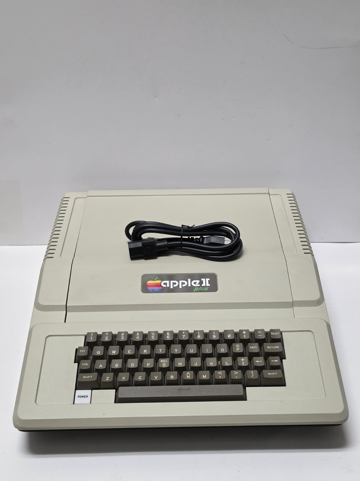 Apple II Plus Model A2S1048A Vintage Personal Computer  Powers On, Read