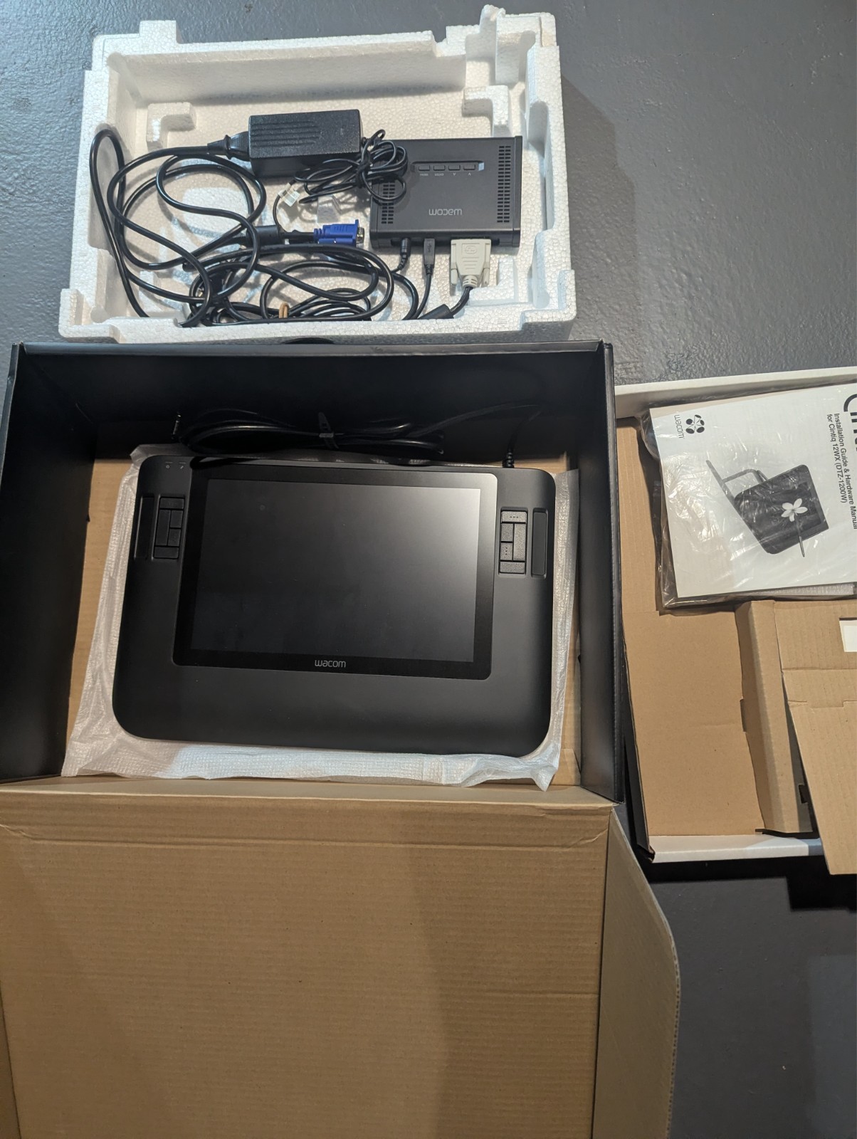 Wacom Cintiq 12WX Graphic Design Tablet and Stylus