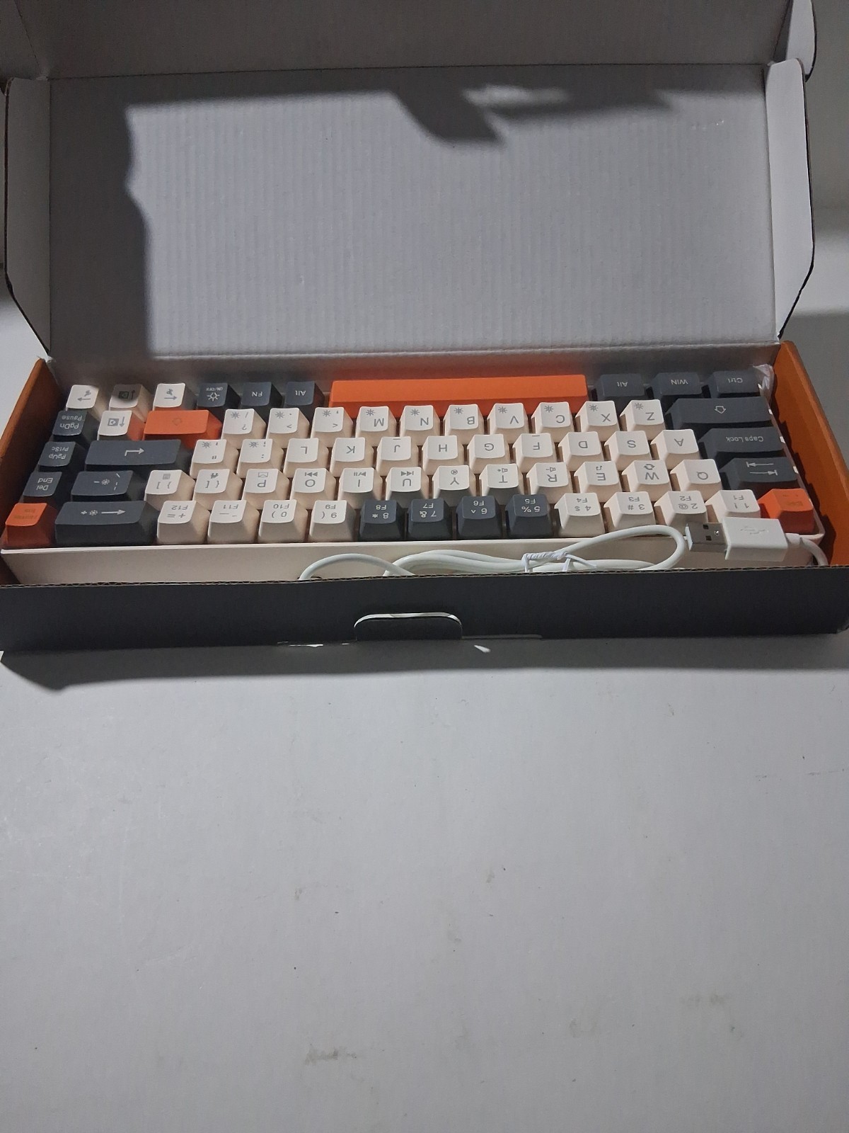 Solakaka SK968 Compact Gaming Keyboard X00444HYAX opened Box 68 Key USB-TYPE C