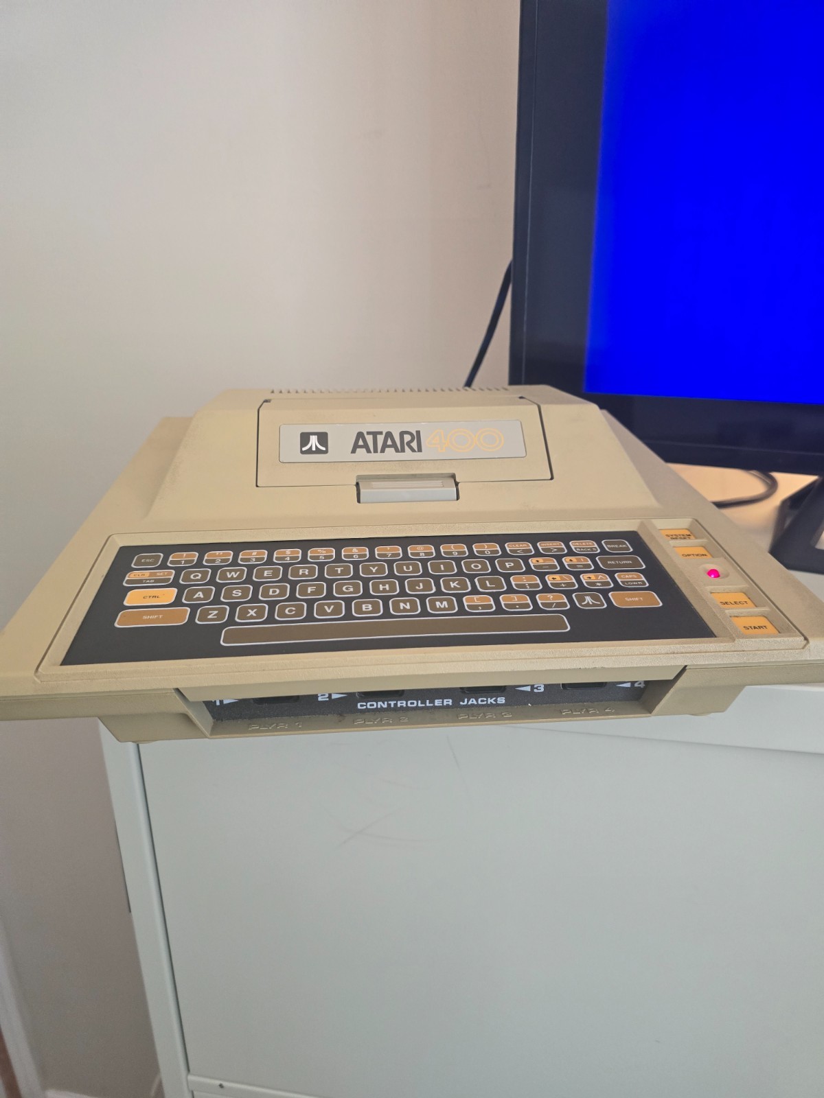 Atari 400 Computer - 16k RAM, Basic Cartridge, & Power Supply CO14319 - AV468517