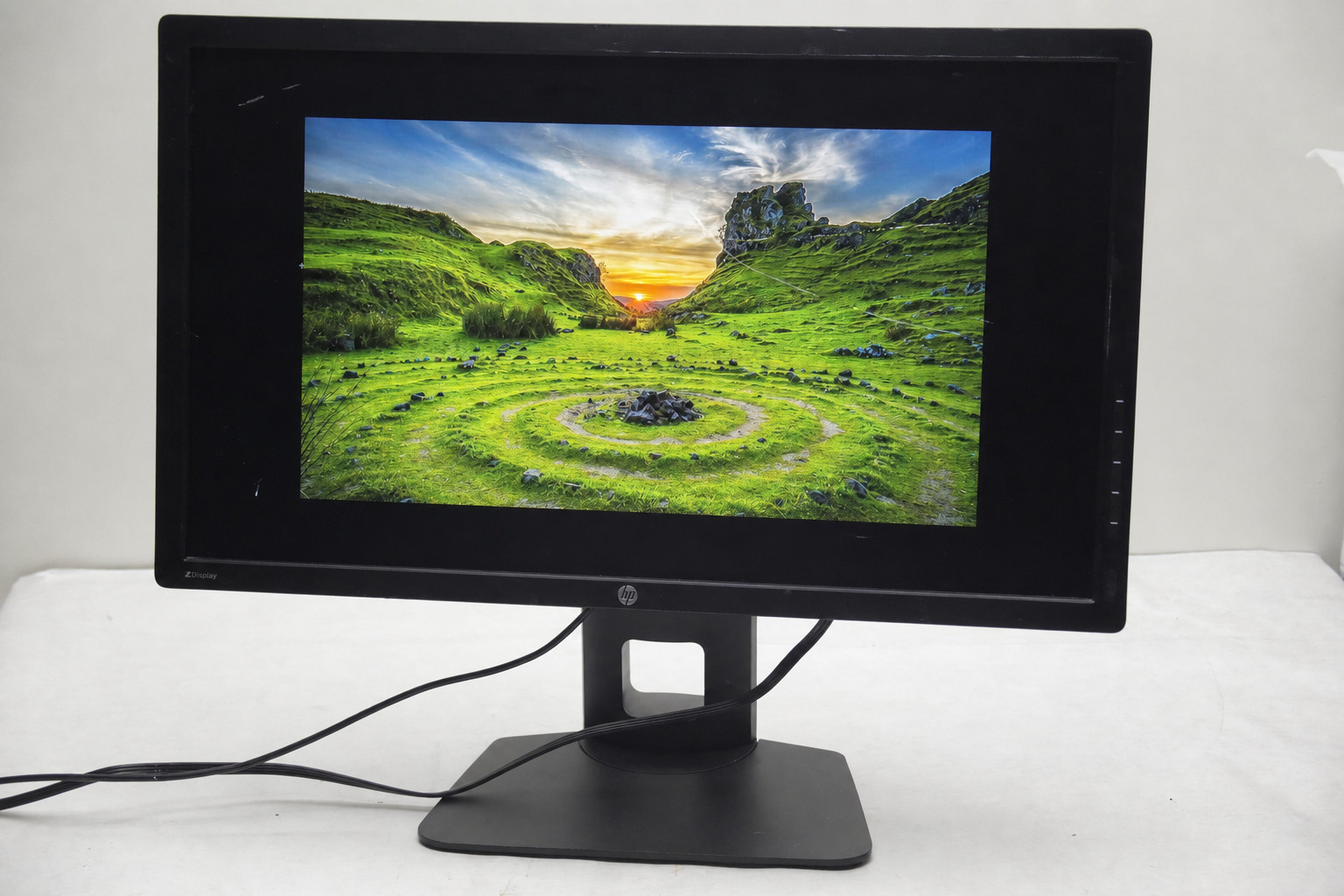 HP DreamColor Z27x 27in QHD IPS Professional Monitor D7R00A SCRATCHES READ