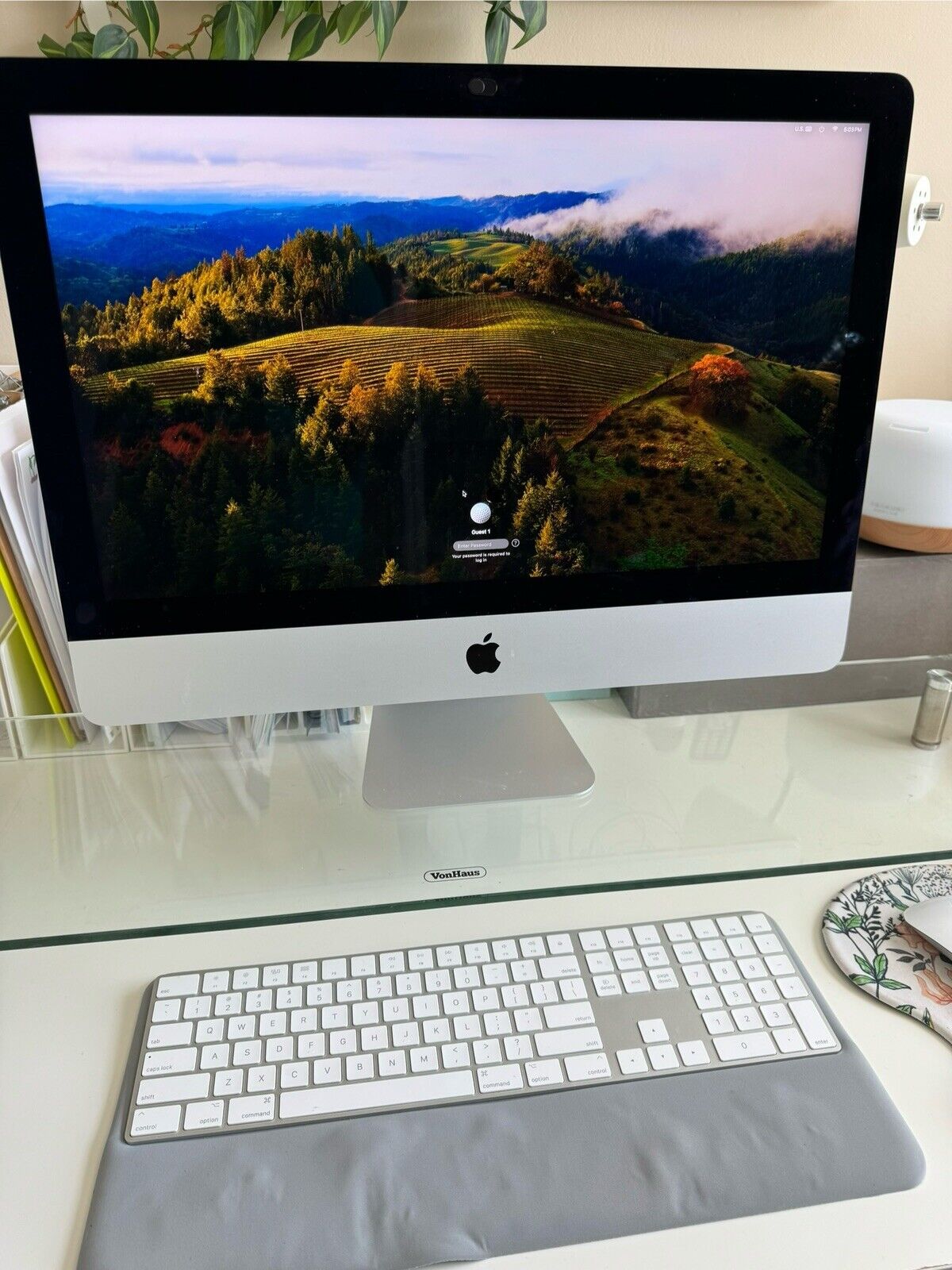 Apple iMac with 21.5in Retina 4K display Bundle Original Box