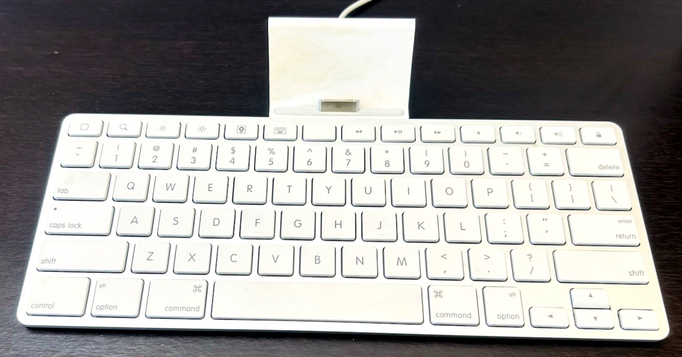 Apple A1359 iPad Keyboard Dock for iPod iPad 1 & 2 w/ Cable