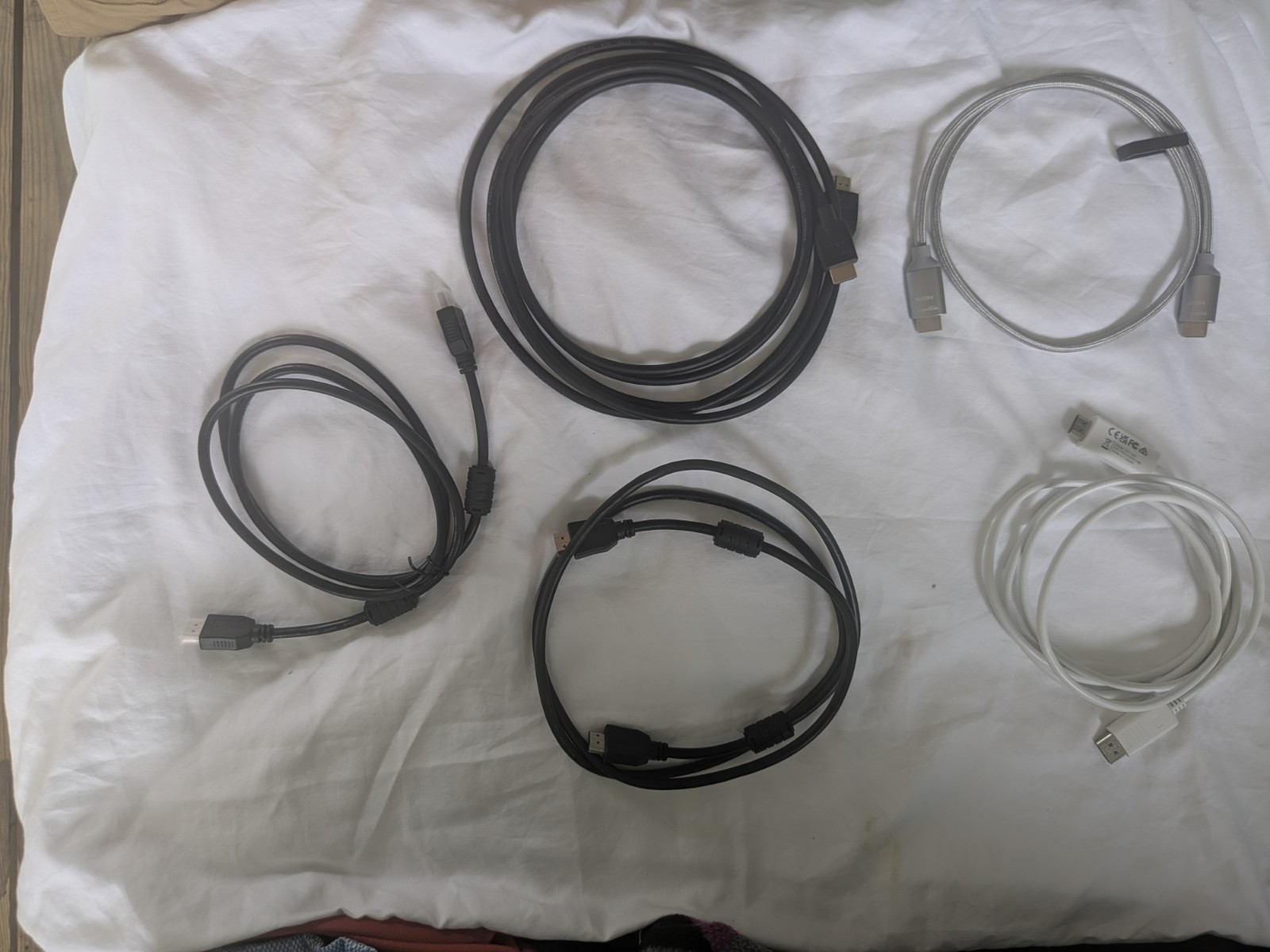 j5create JDC158 4K HDMI to DisplayPort Cable & lot of 4 hdmi cables