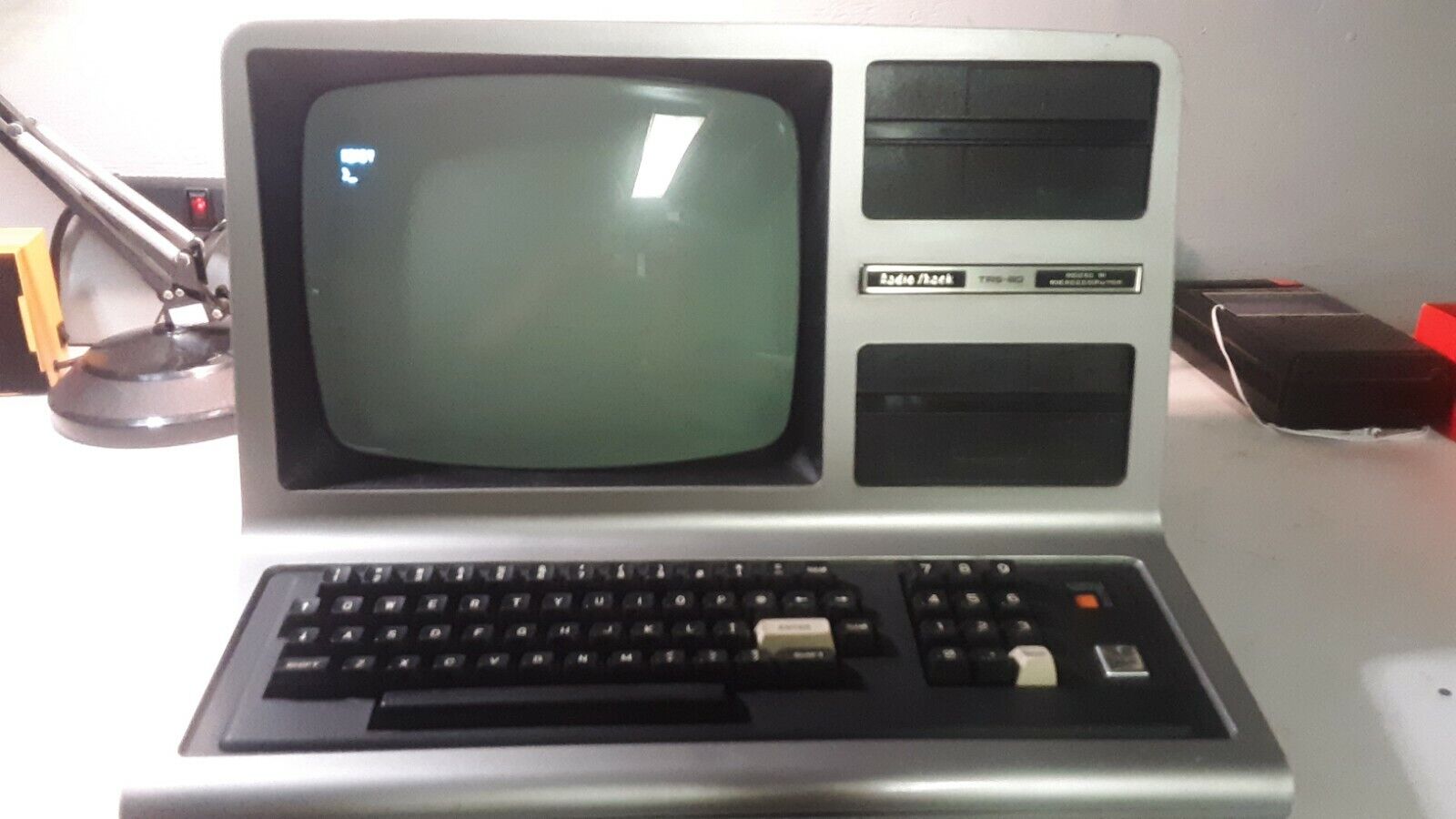 **RARE ** EXTREMELY RARE 4K DISKLESS TRS-80 MODEL III ** WORKS **