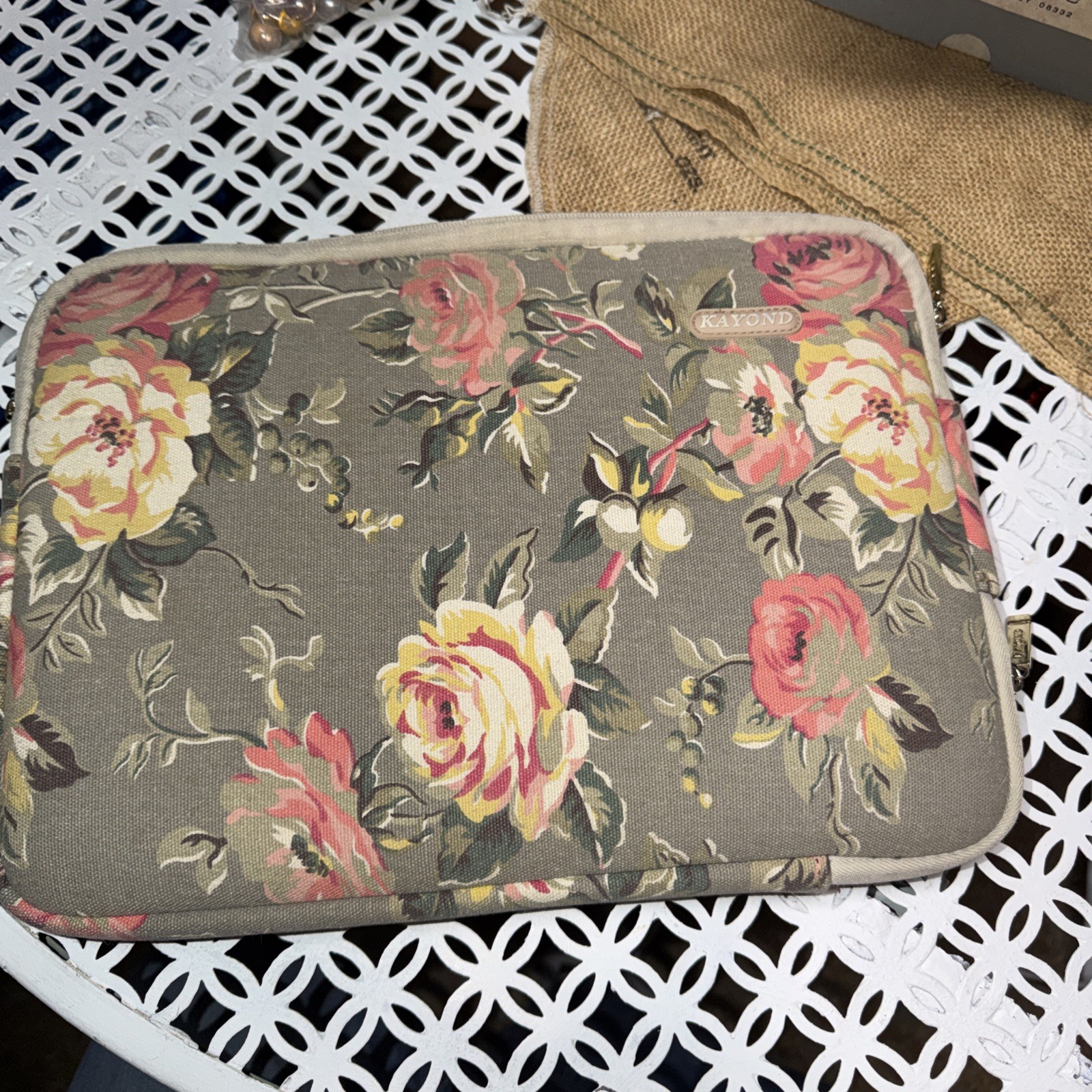 kayond Water-Resistant Canvas 15.6 Inch Laptop Sleeve-White Rose