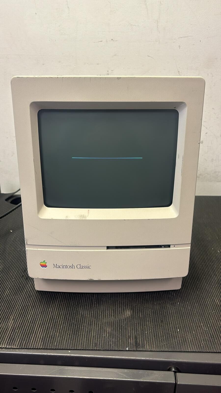 Vintage Apple Macintosh Classic Model M0420 *Powers ON