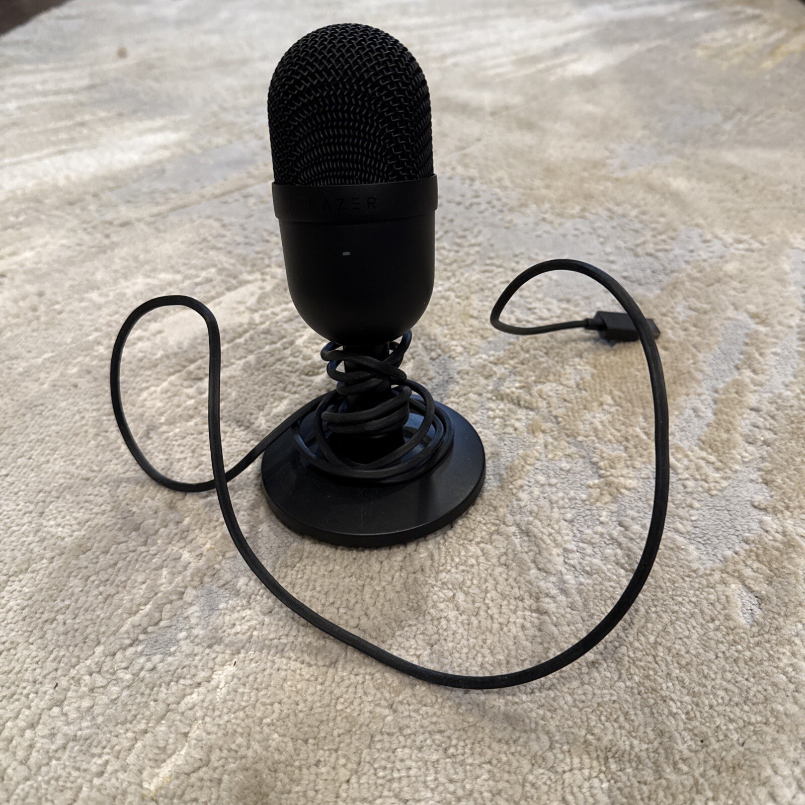 Razer Seiren Mini Wired Ultra-Compact Condenser Streaming Mic Black Micro USB