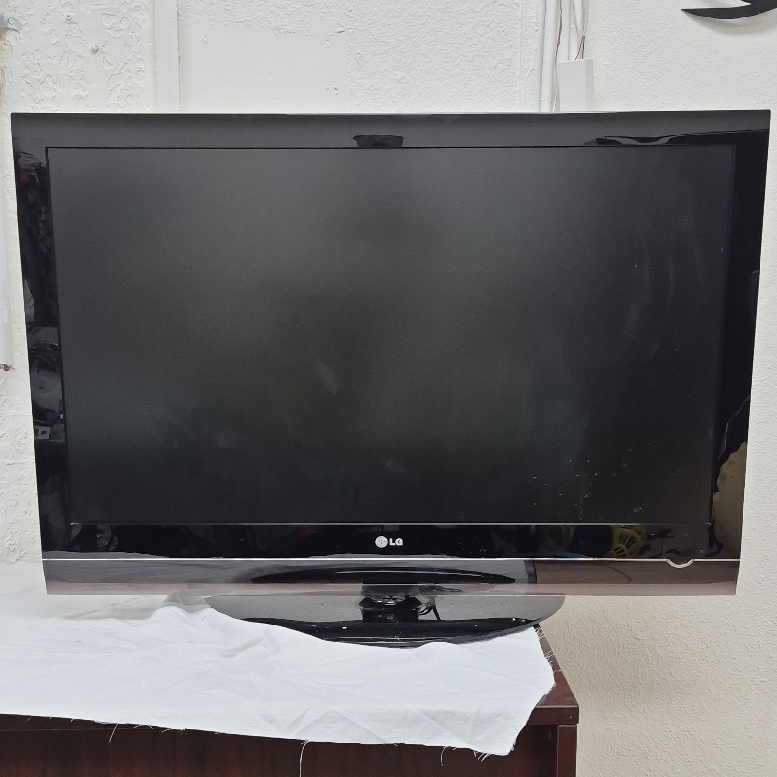 LG 42LG50-UG  42-inch LCD HDTV Monitor Display. /NO REMOTE 
